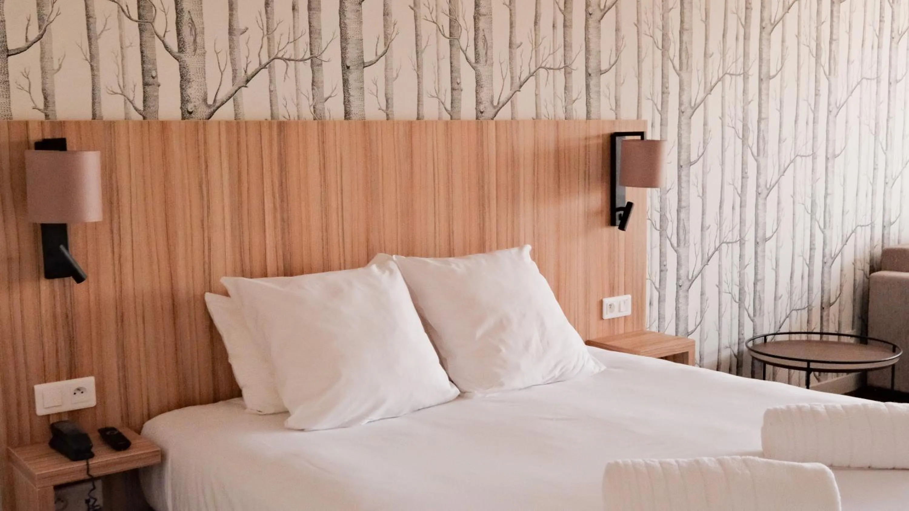 Bed in Le Bois d'Imbert - Memory Collection