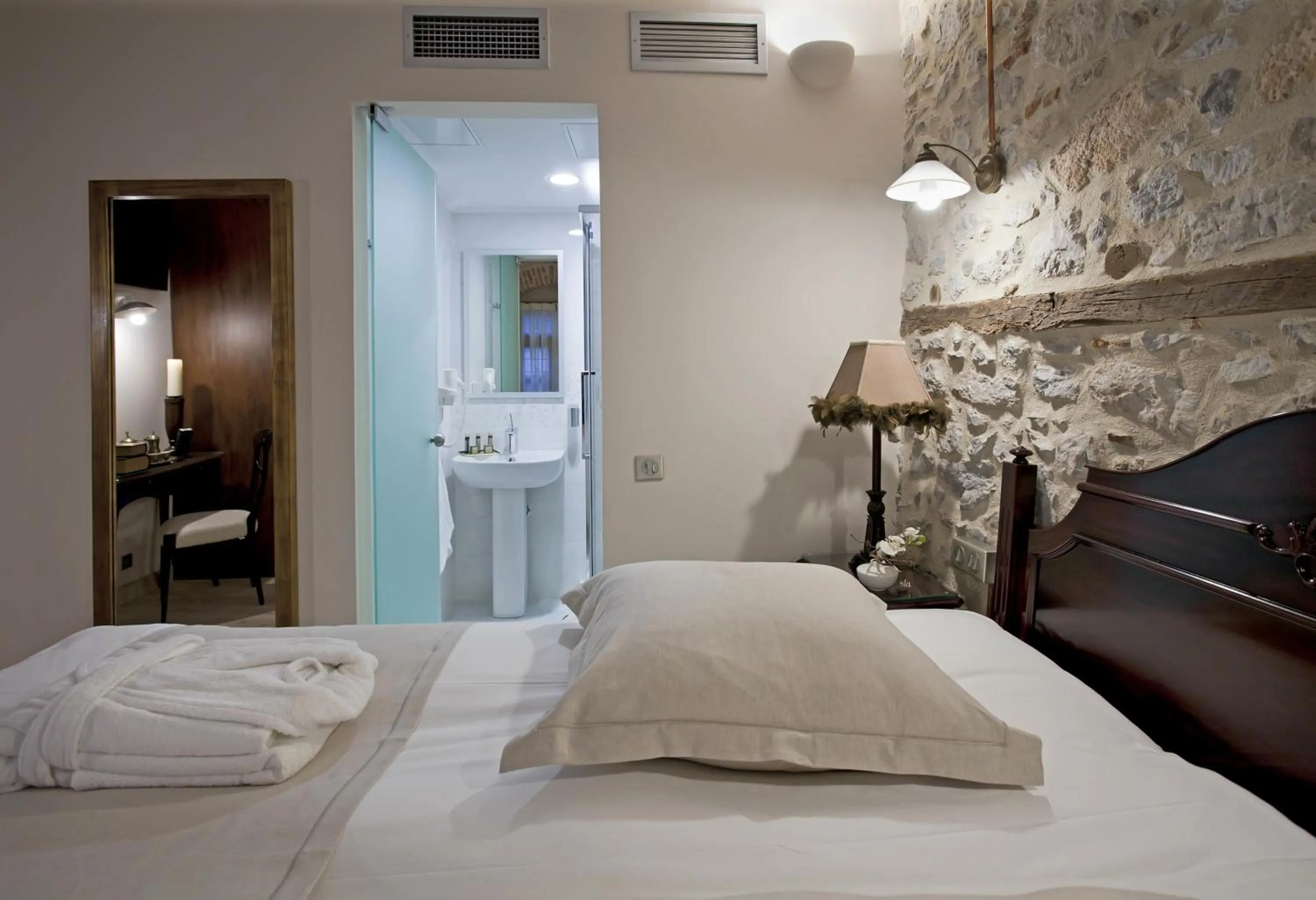 Bedroom, Bed in Hotel Doltso