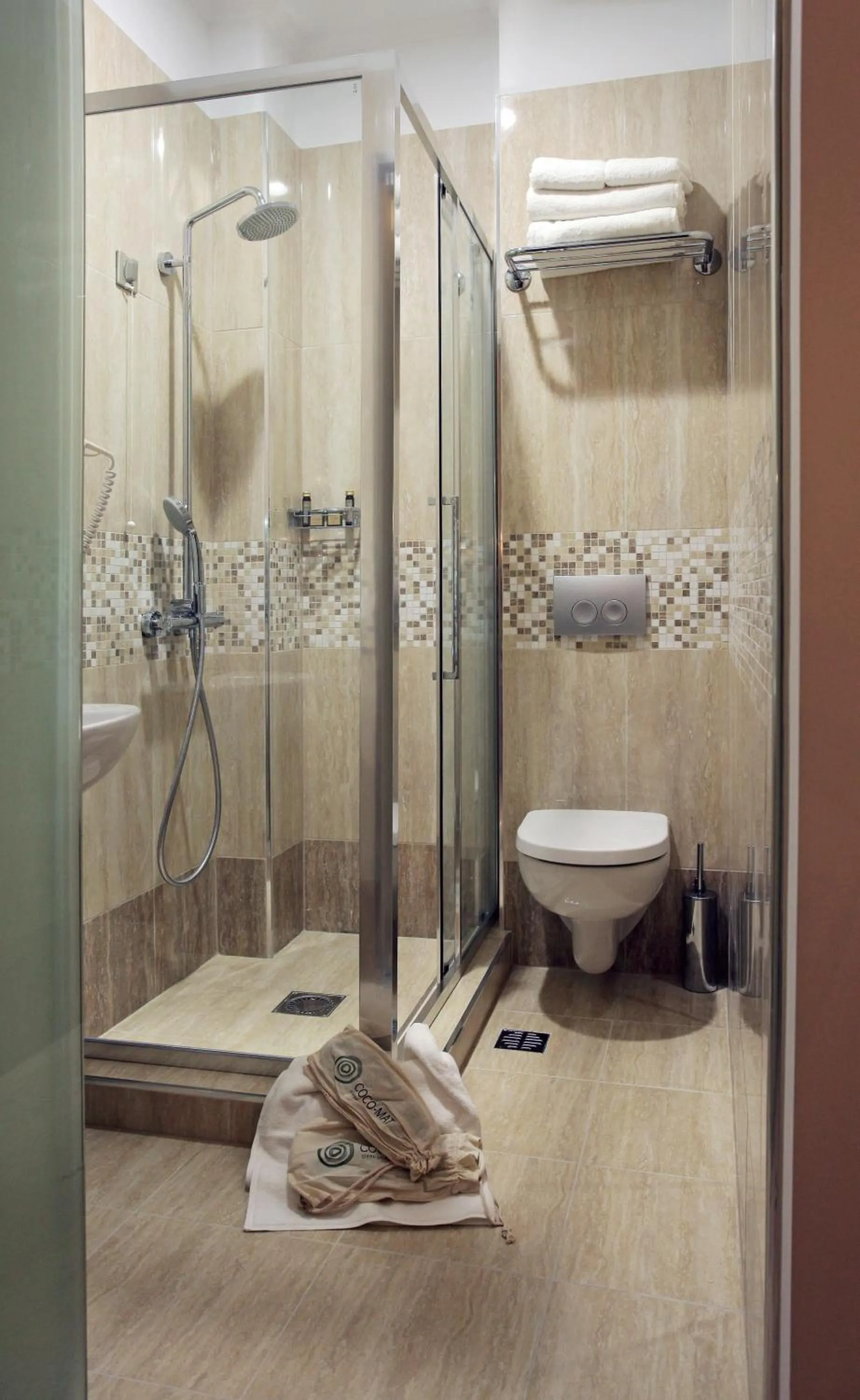 Shower in Hotel Doltso