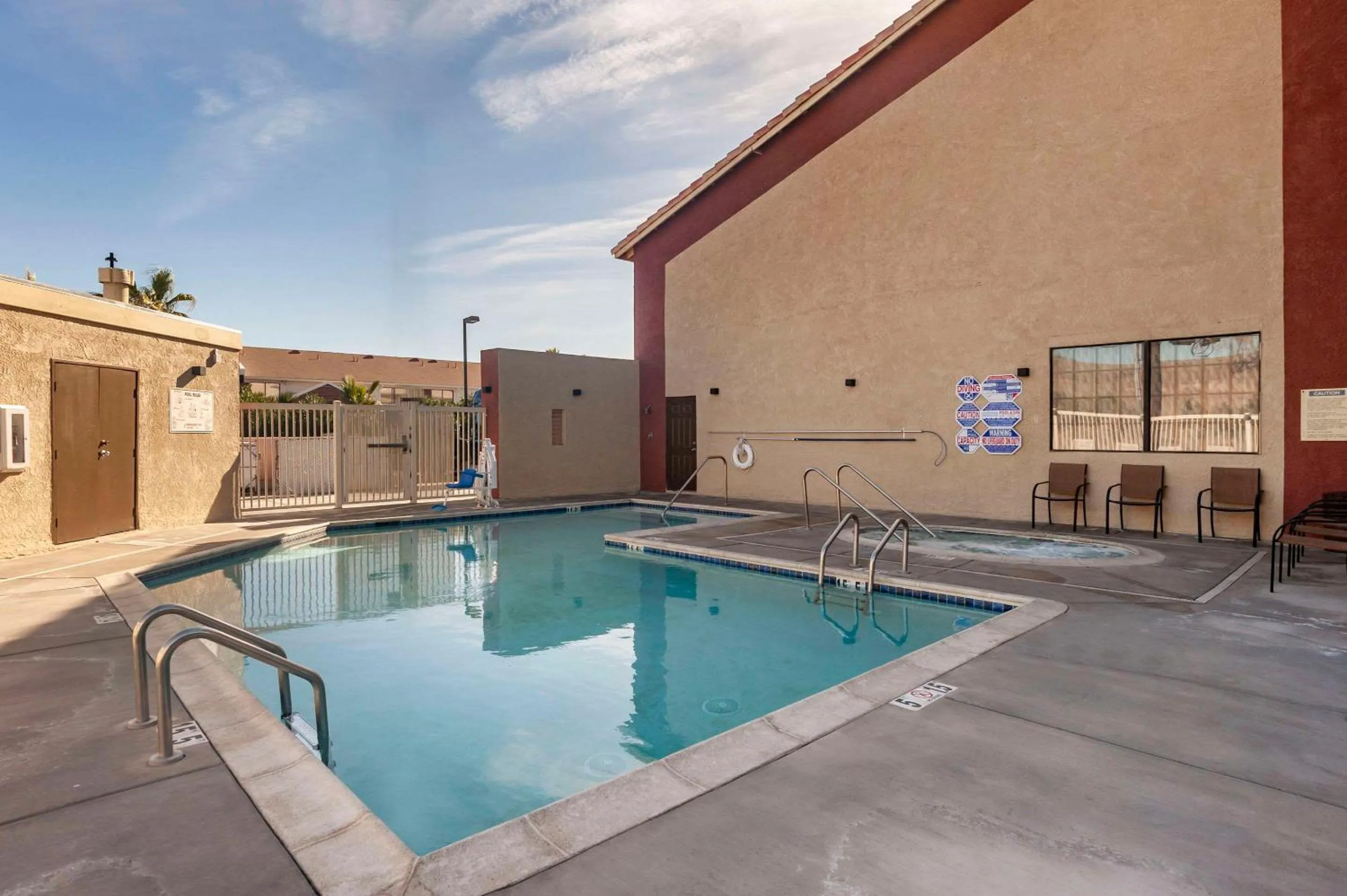 Swimming pool in Quality Inn Blythe I-10