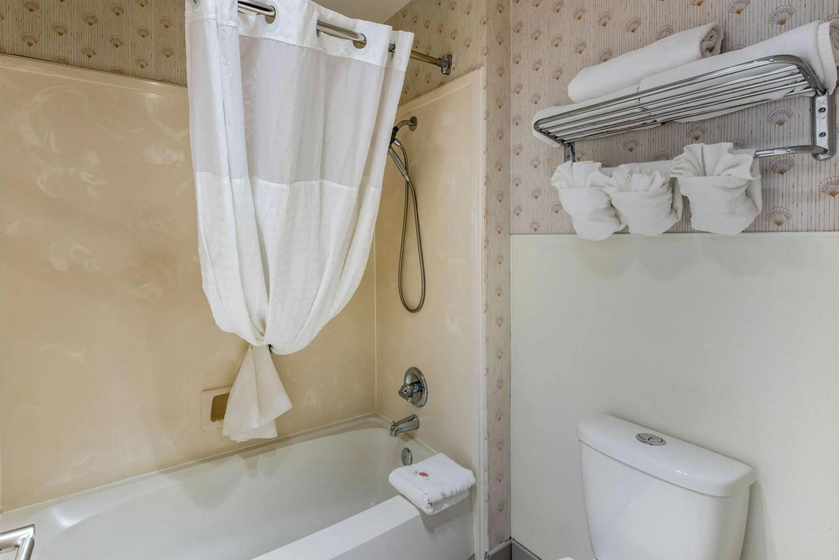 Bedroom in Comfort Inn Mount Shasta Area