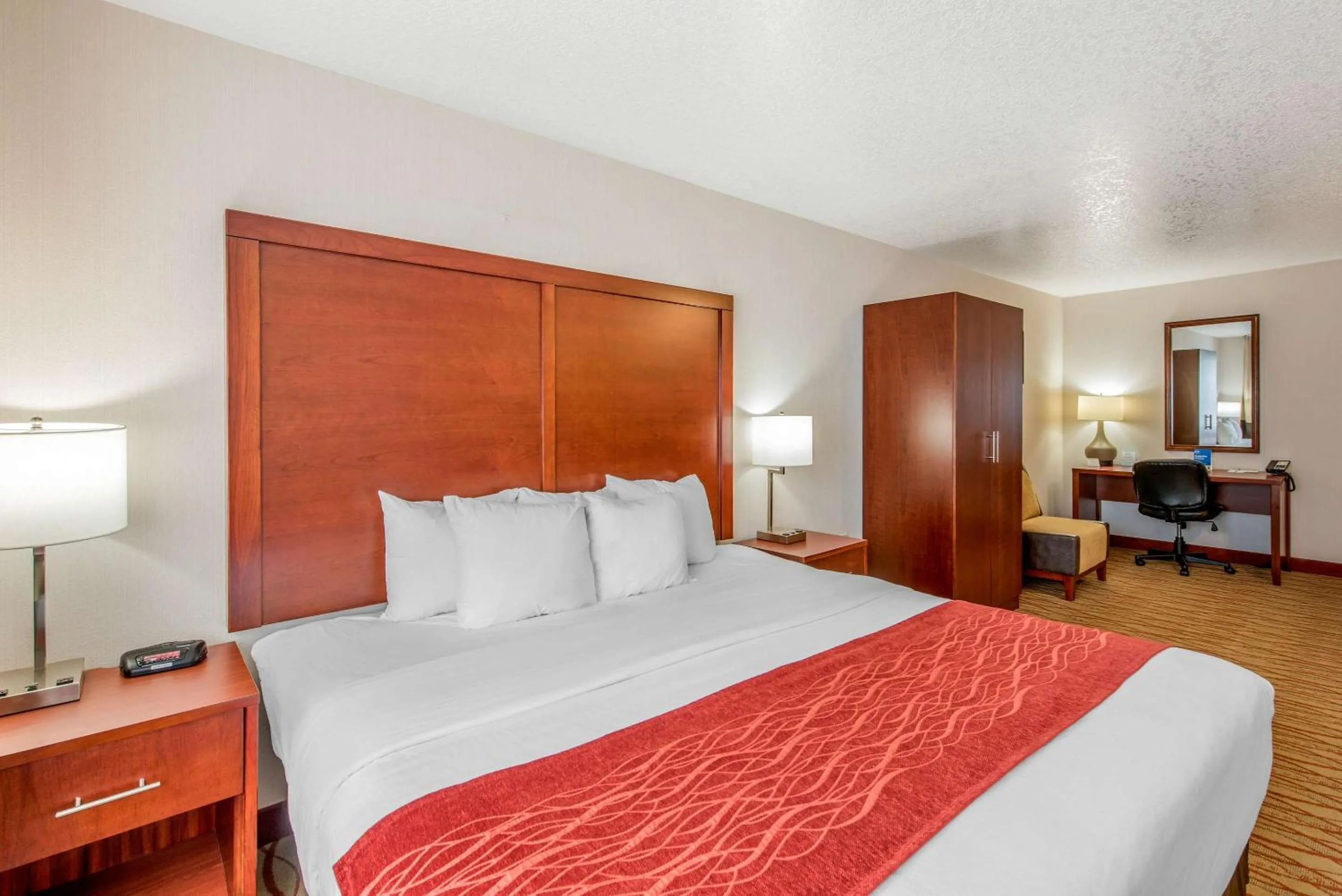 Bedroom, Bed in Comfort Inn Mount Shasta Area