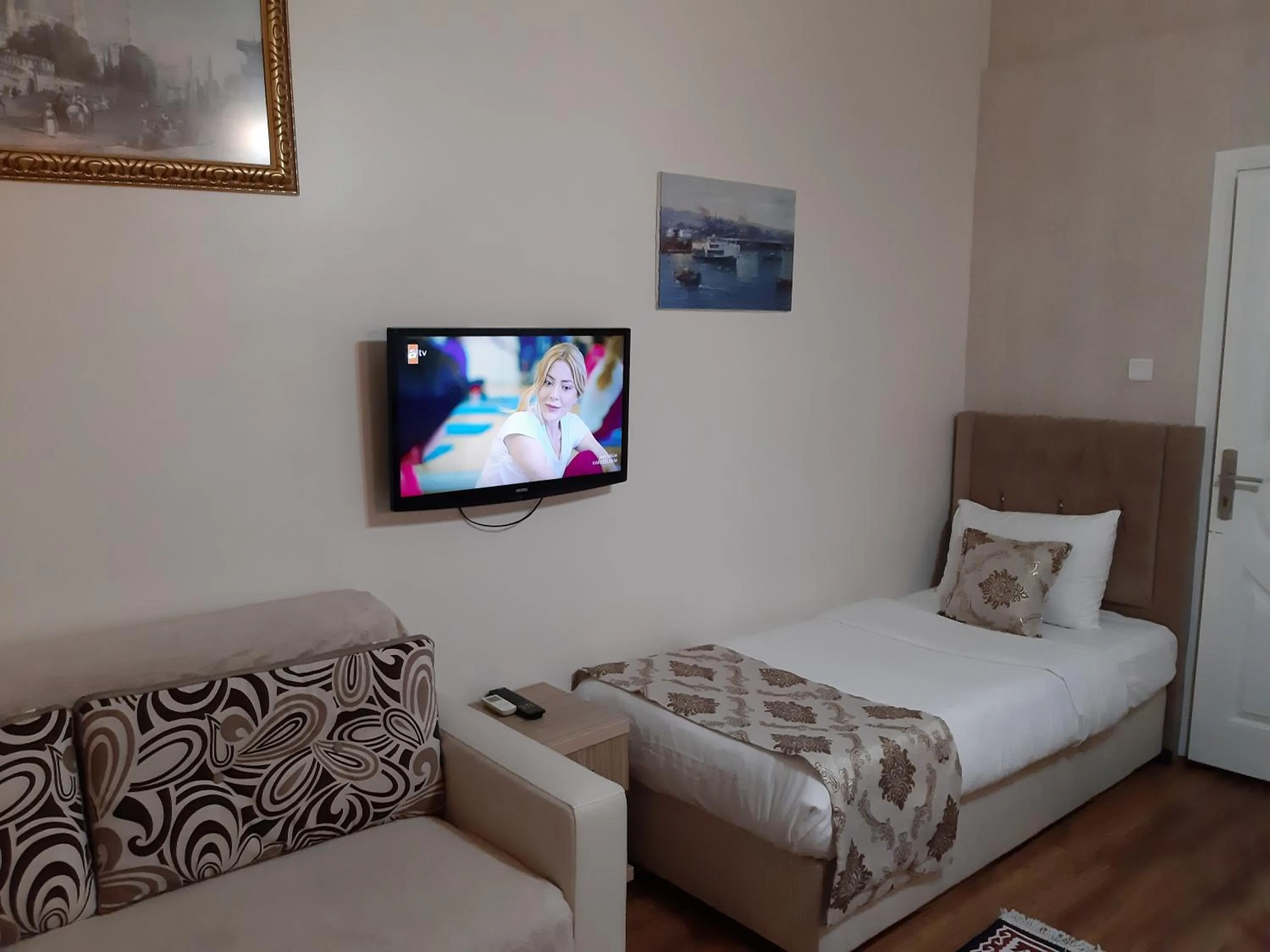 TV and multimedia, Bed in Burak Apart