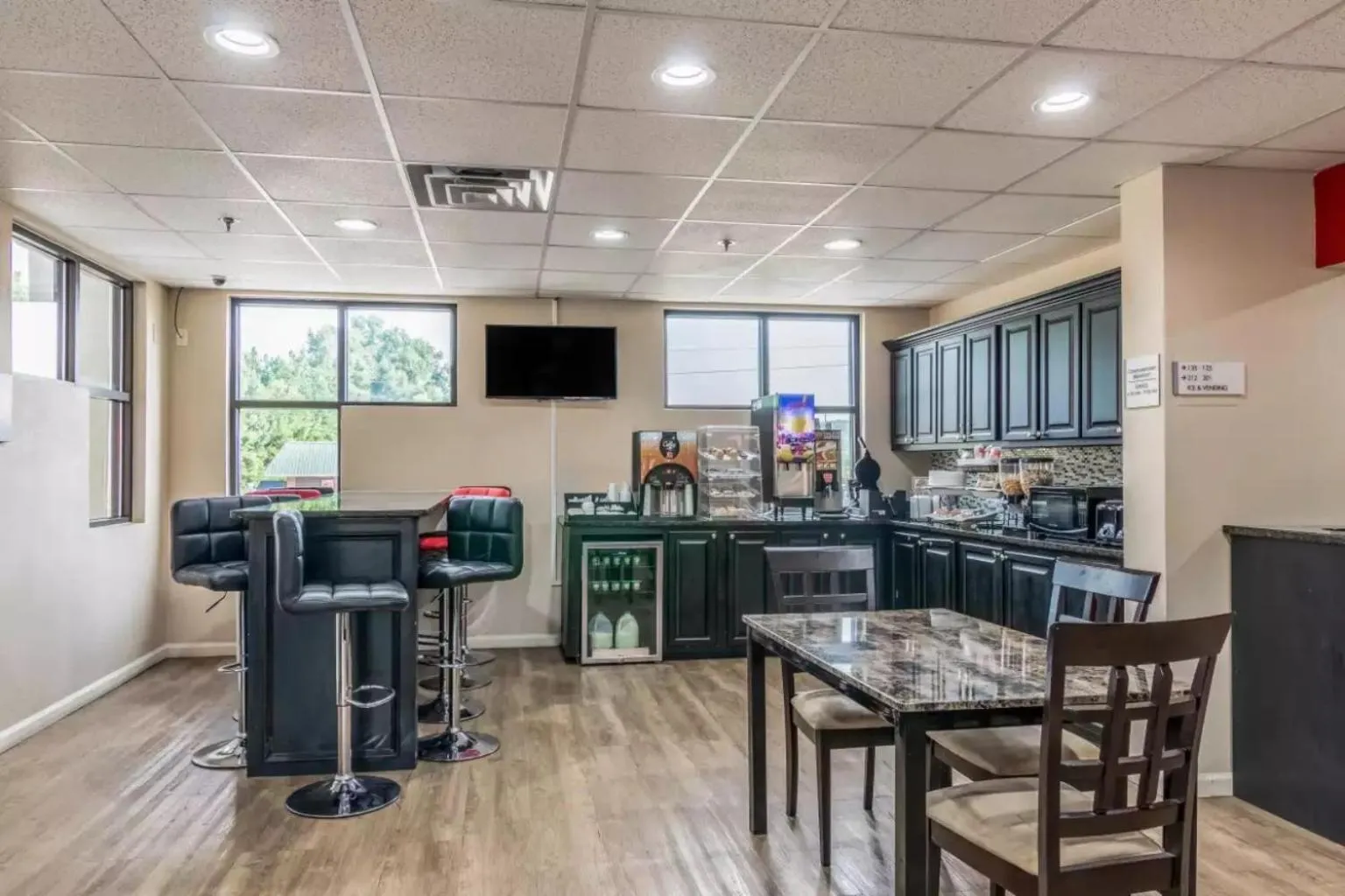 TV and multimedia in Americas Best Value Inn Opelika