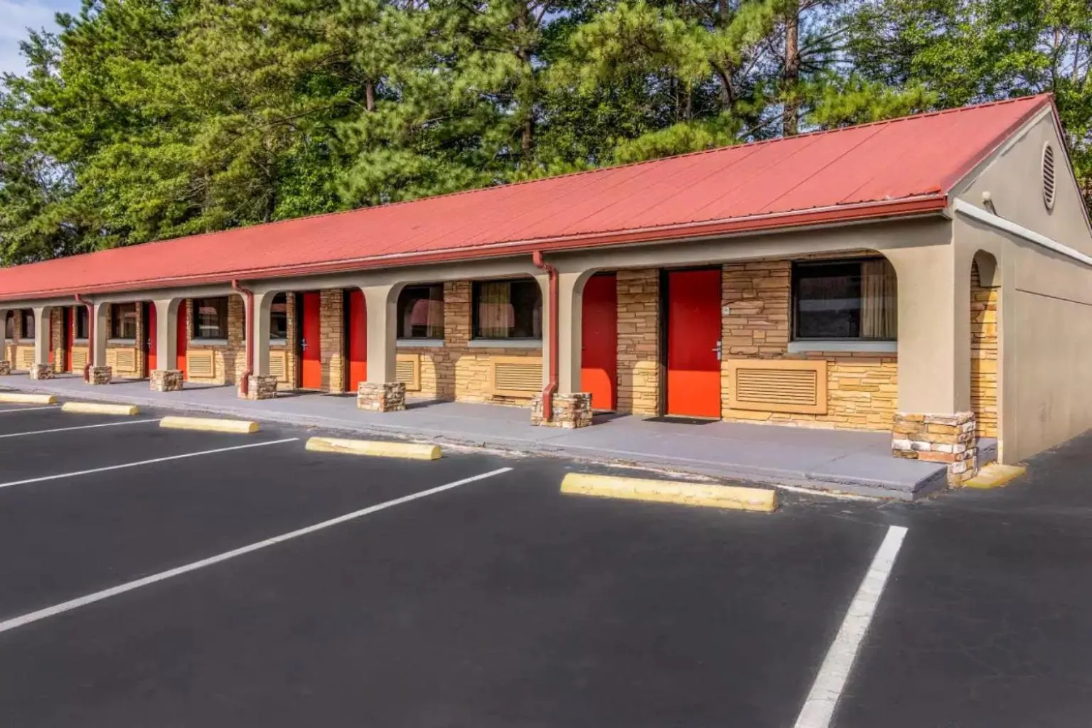 Property building in Americas Best Value Inn Opelika