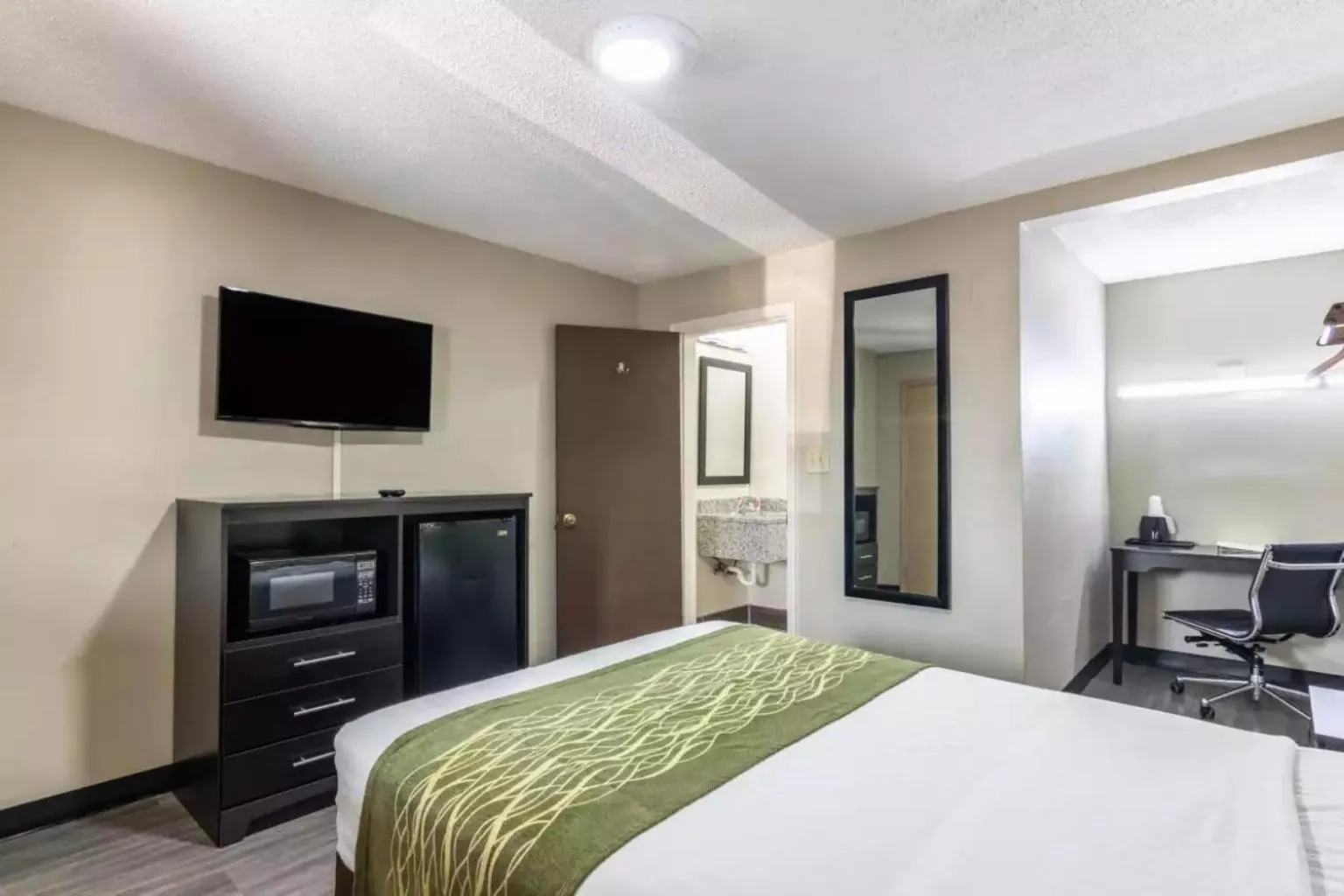 Bed in Americas Best Value Inn Opelika