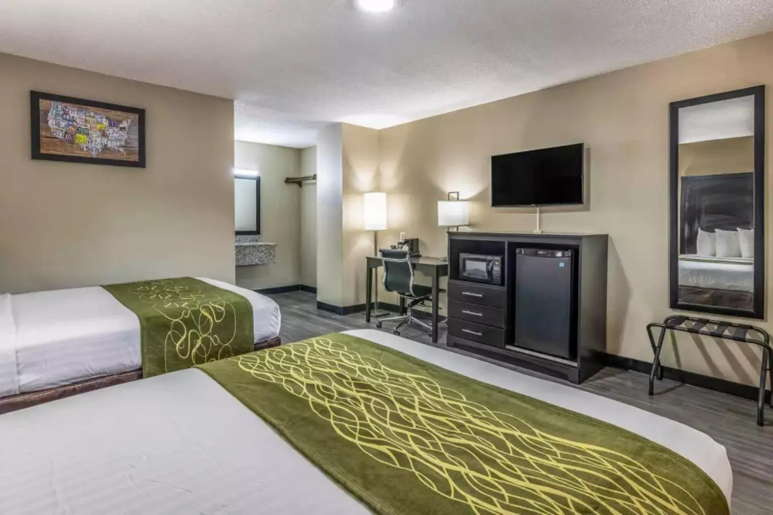 TV and multimedia in Americas Best Value Inn Opelika