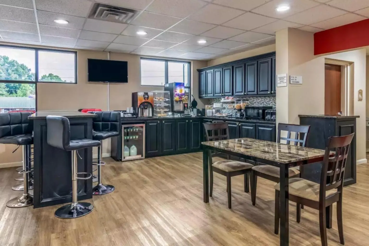 TV and multimedia in Americas Best Value Inn Opelika