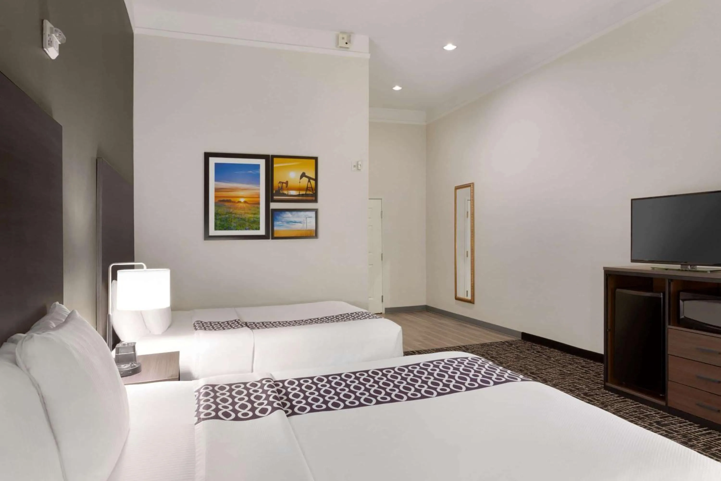 Photo of the whole room, Bed in La Quinta by Wyndham I-20 Longview South