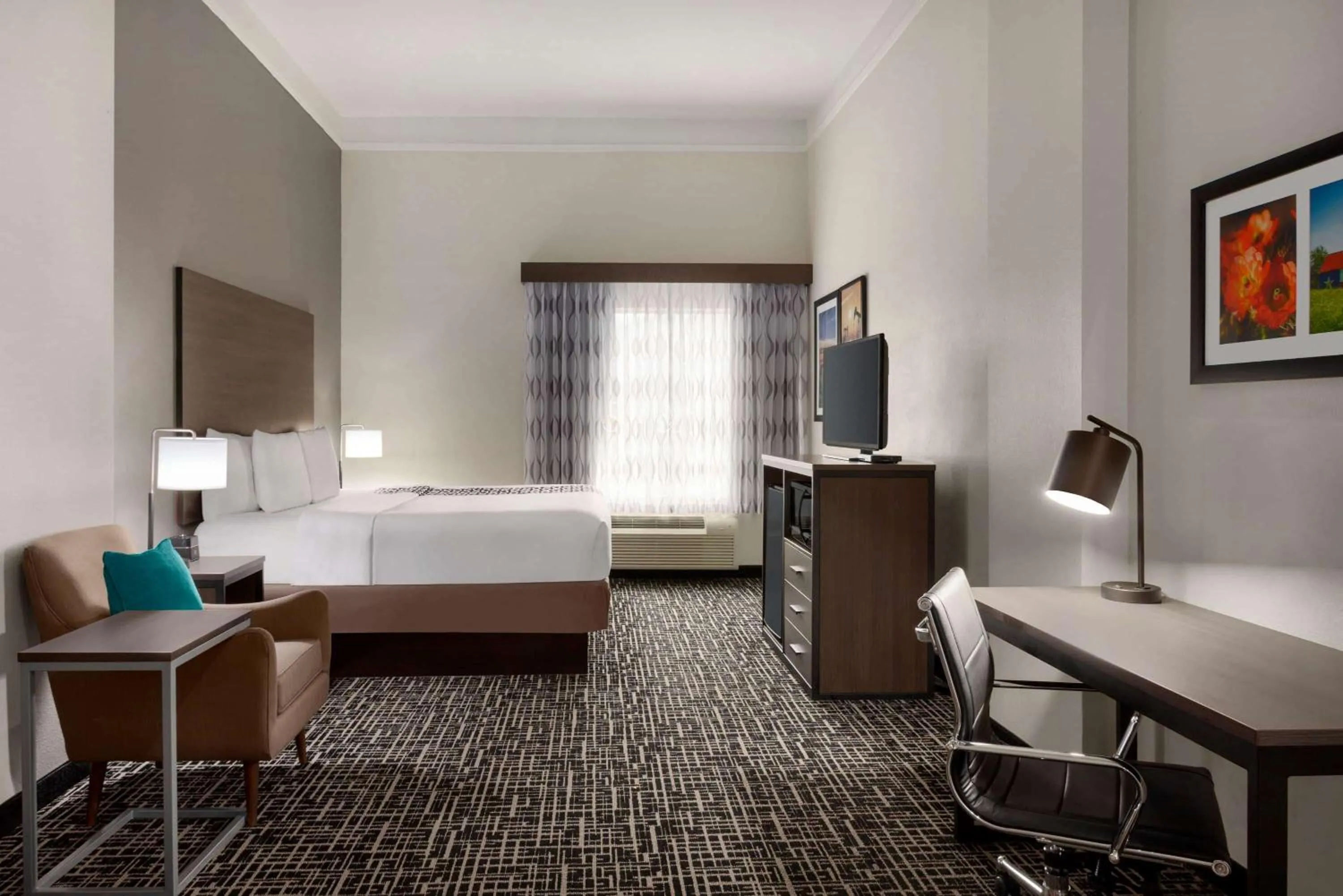 Photo of the whole room, Bed in La Quinta by Wyndham I-20 Longview South