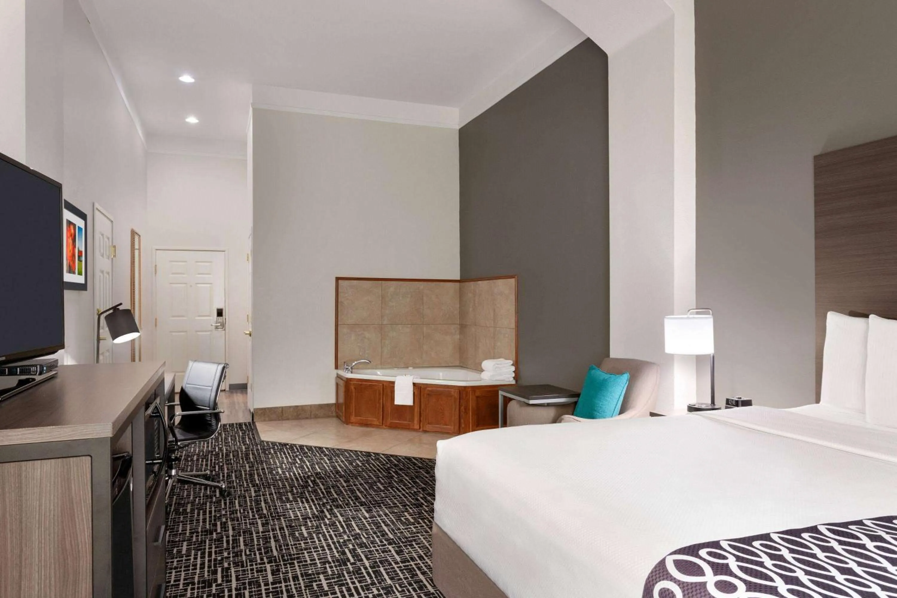 Photo of the whole room, Bed in La Quinta by Wyndham I-20 Longview South