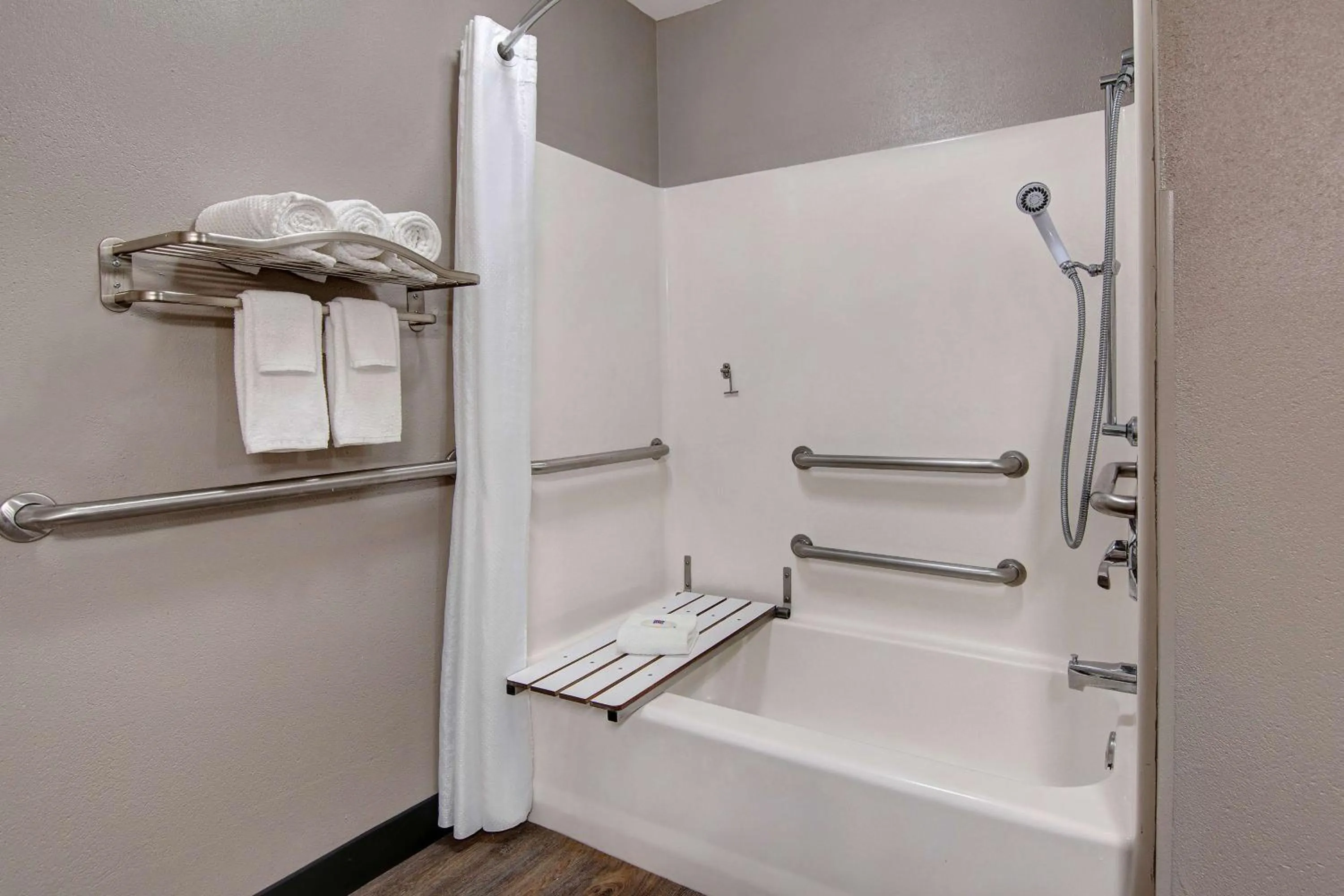 Photo of the whole room in Studio 6 Pensacola, FL - West I-10