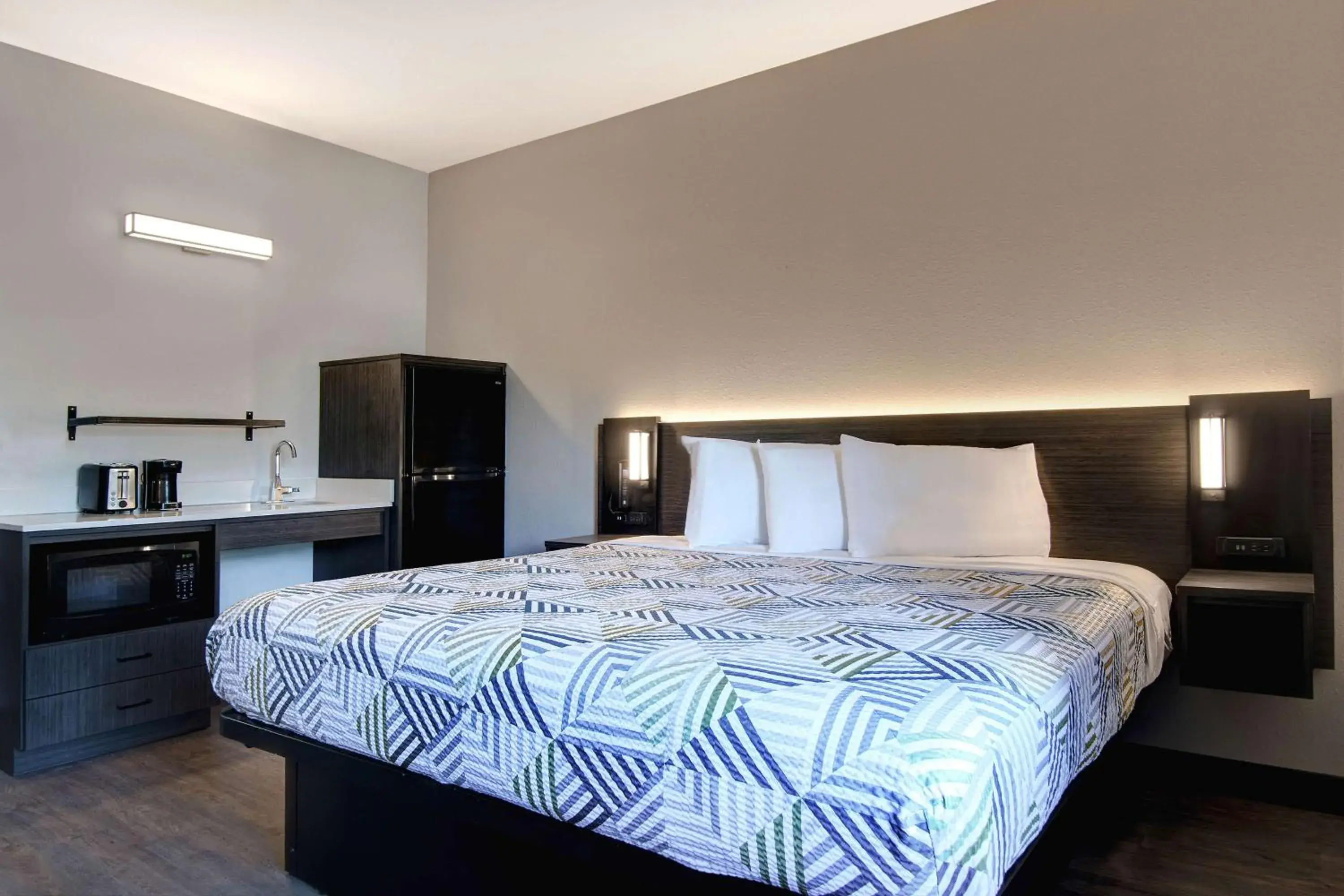 King Room - Non-Smoking in Studio 6 Pensacola, FL - West I-10 King Room - Non-Smoking in Studio 6 Pensacola, FL - West I-10