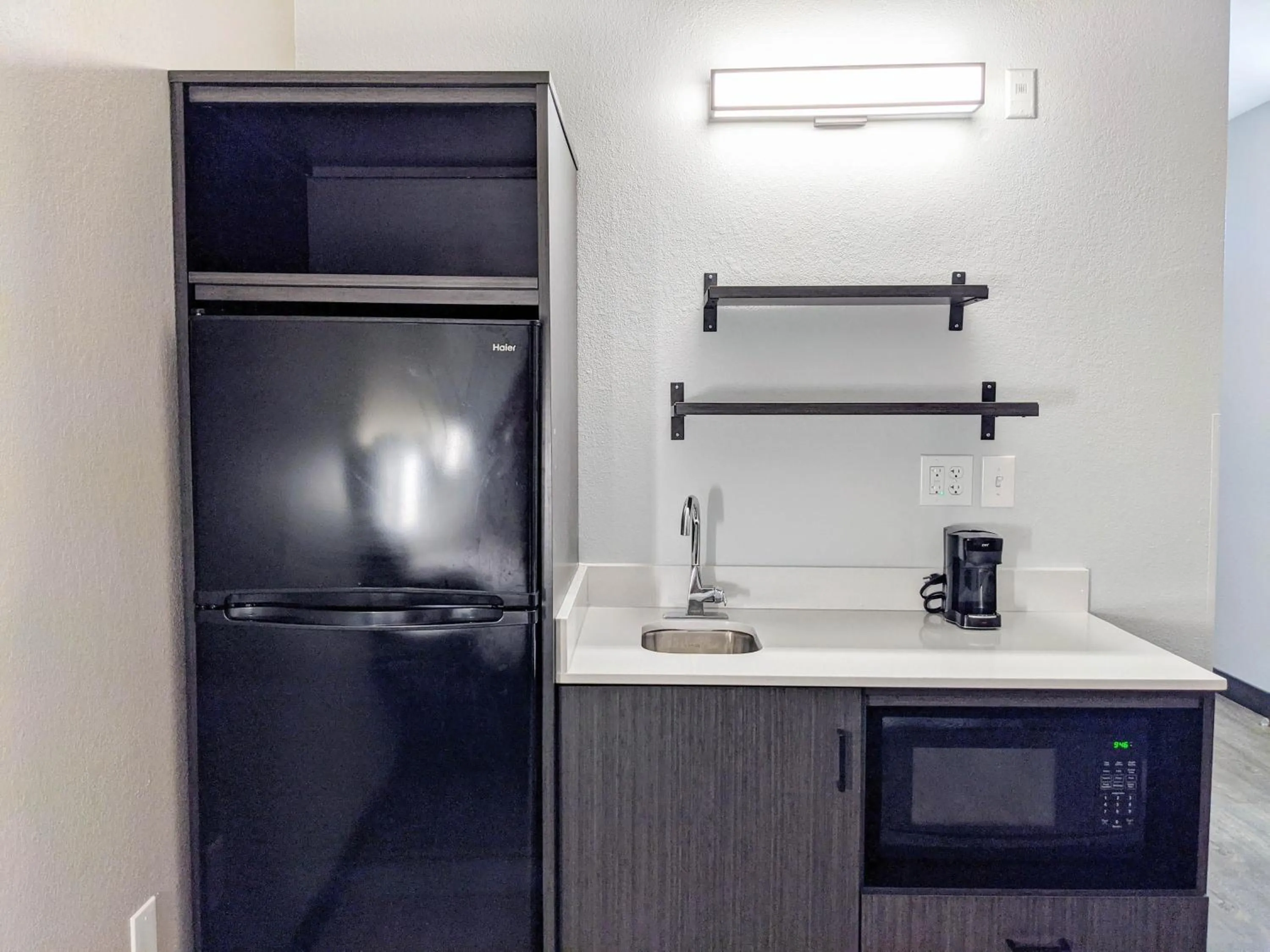 Kitchen or kitchenette in Studio 6 Pensacola, FL - West I-10