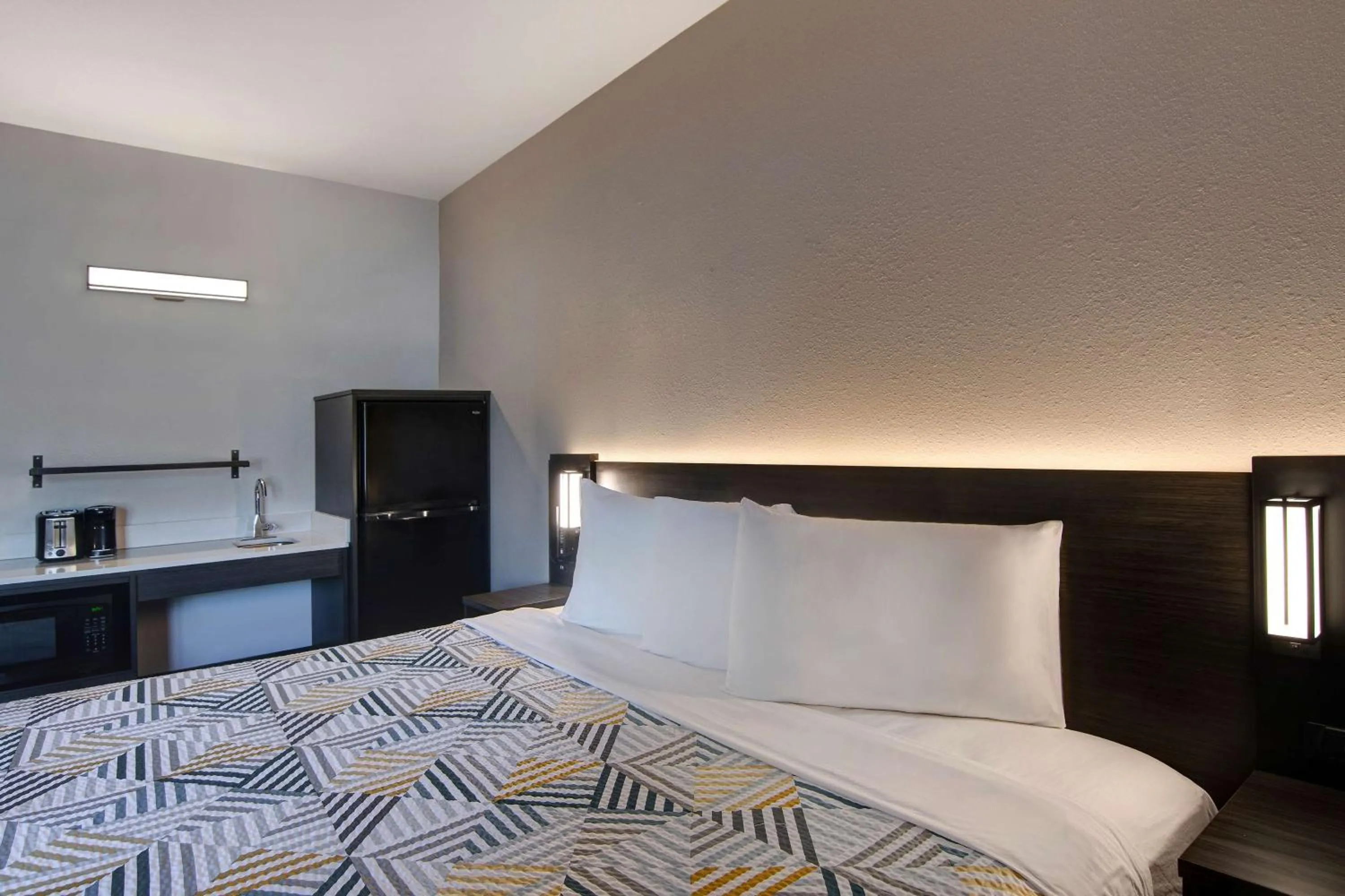 Photo of the whole room, Bed in Studio 6 Pensacola, FL - West I-10