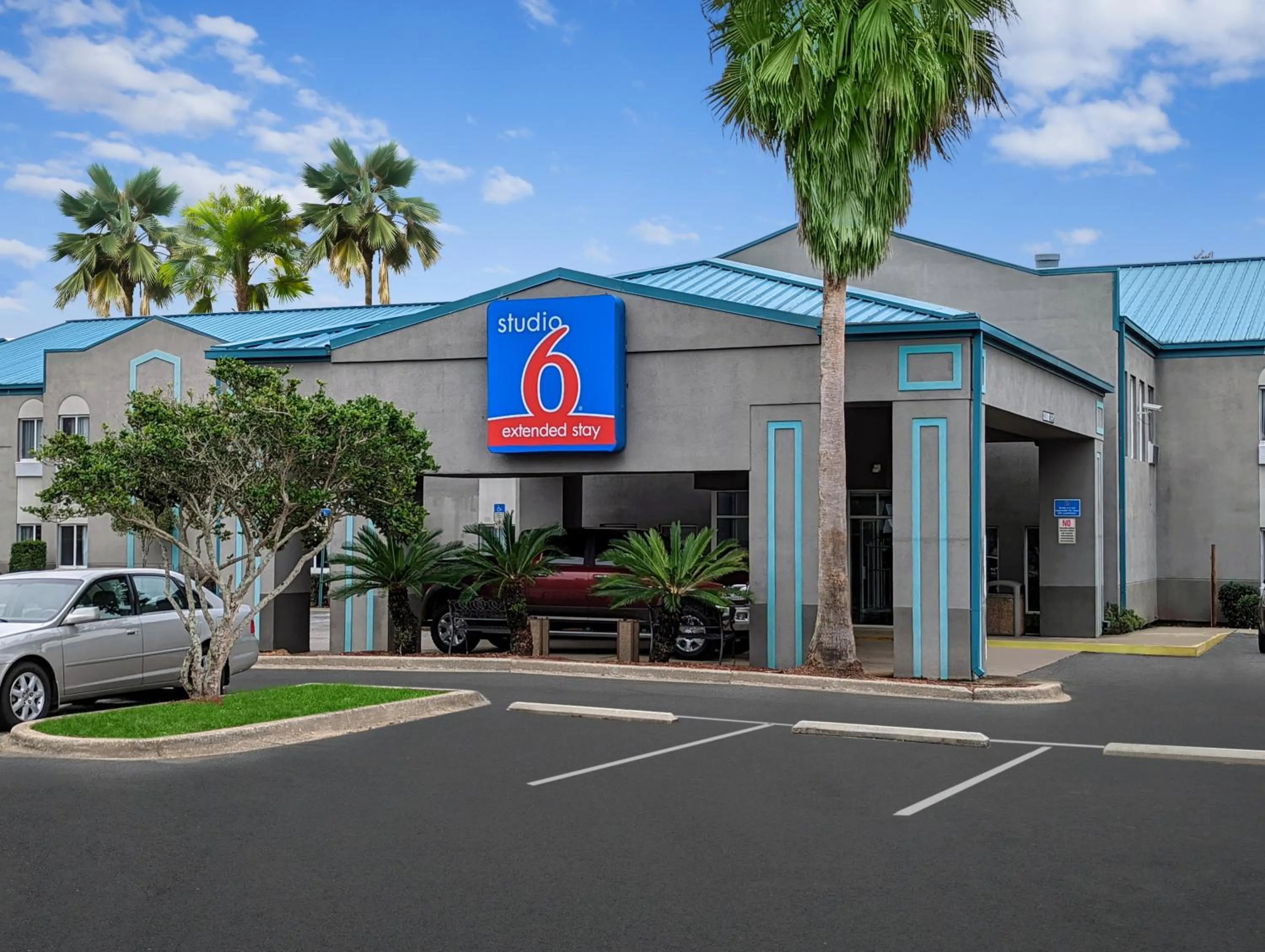 Property building in Studio 6 Pensacola, FL - West I-10