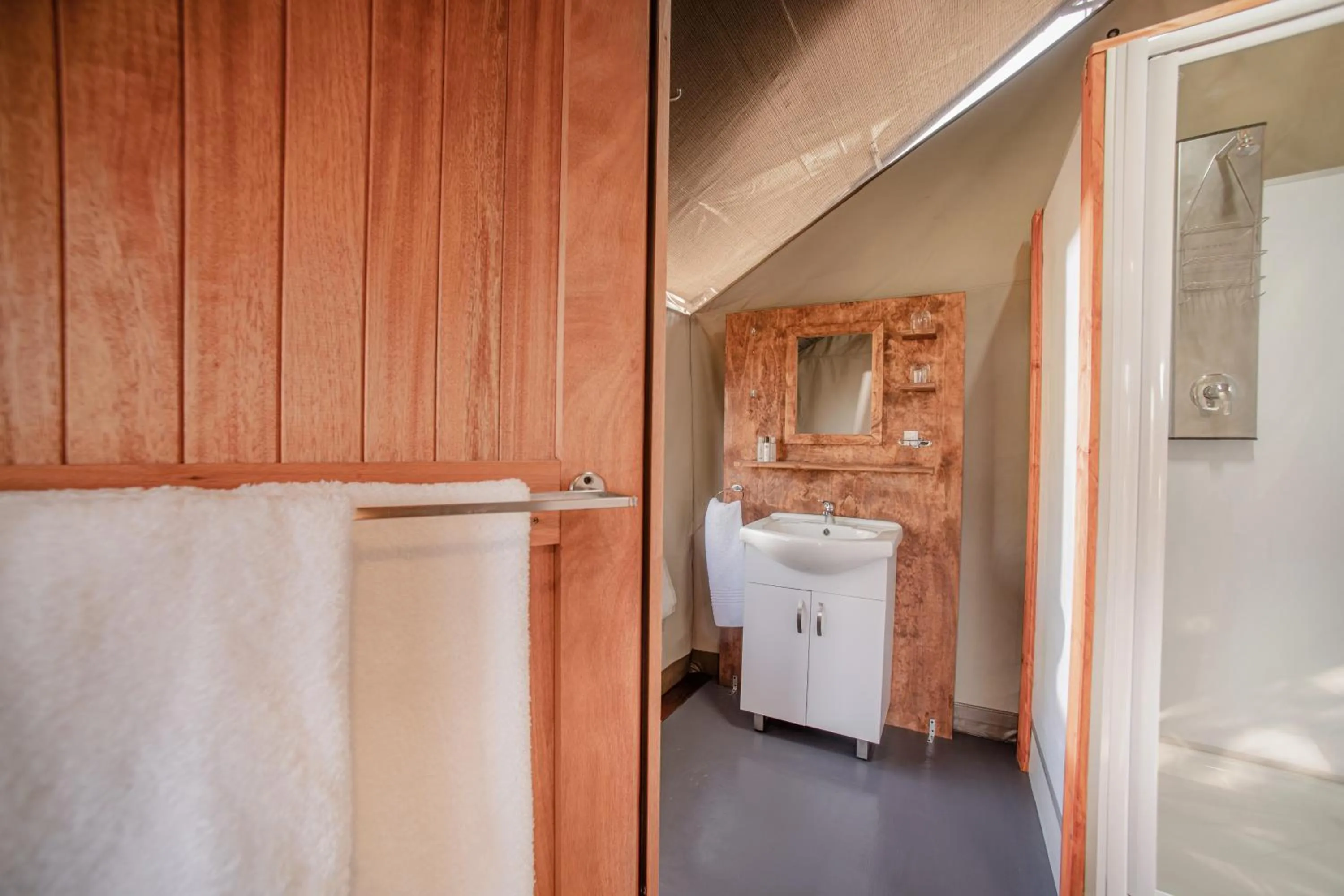 Bathroom, Bed in Nkambeni Safari Camp