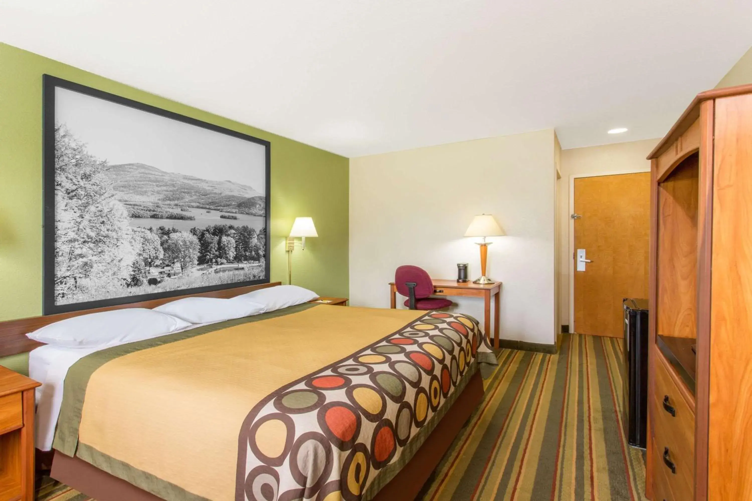 Deluxe King Room - Non-Smoking in Super 8 by Wyndham Bedford Deluxe King Room - Non-Smoking in Super 8 by Wyndham Bedford