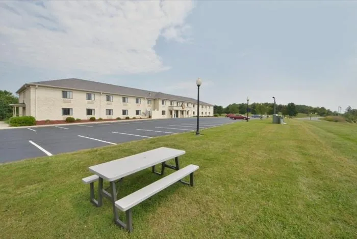 Facade/entrance in Super 8 by Wyndham Bedford