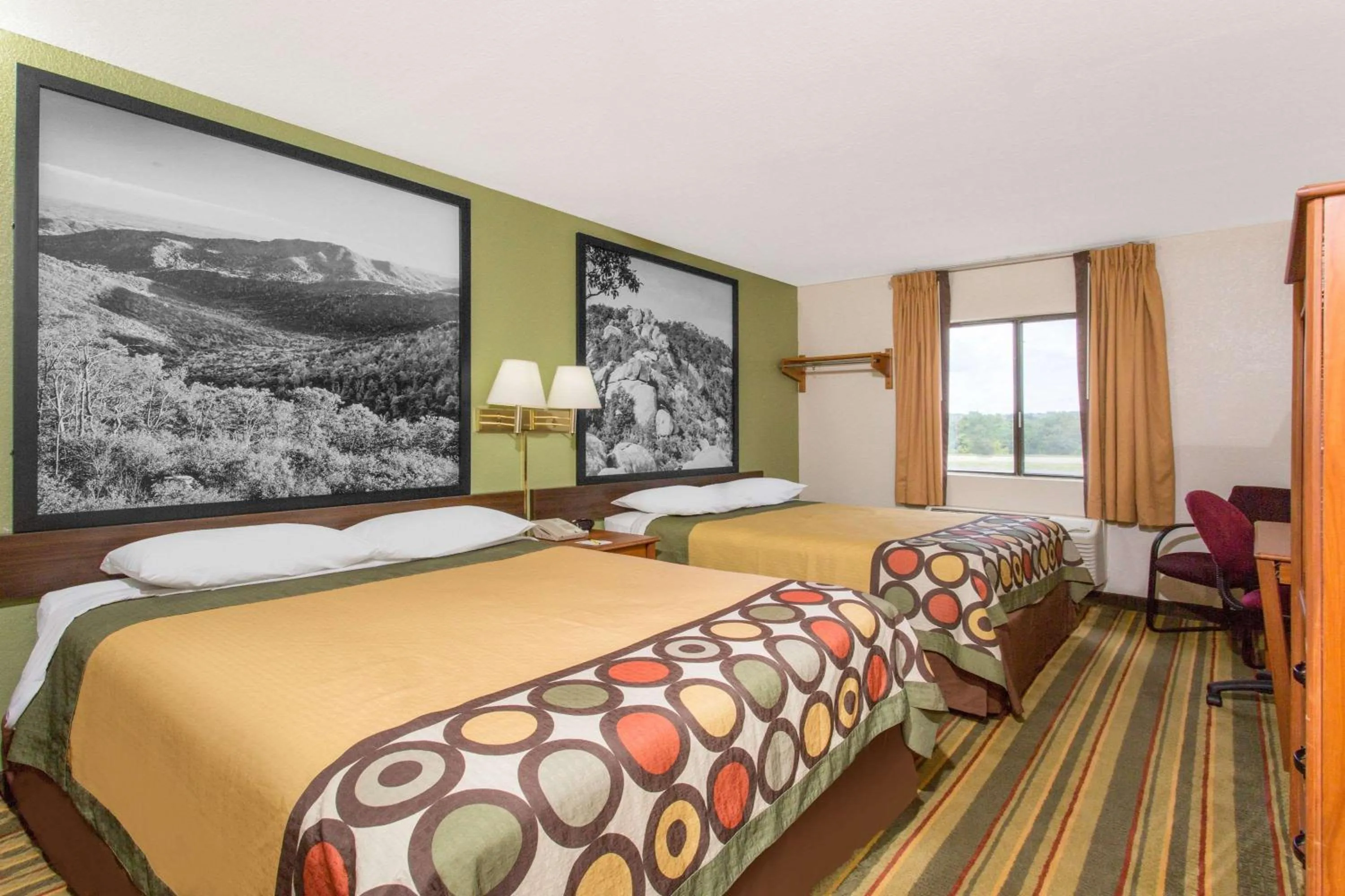 Photo of the whole room, Bed in Super 8 by Wyndham Bedford