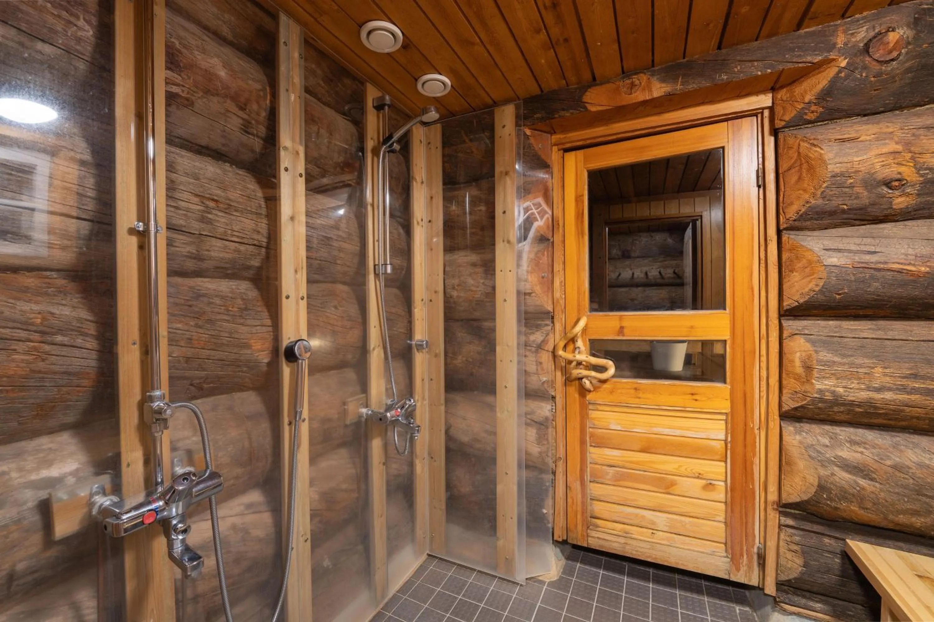 Shower in Kuukkeli Hirvas Suite