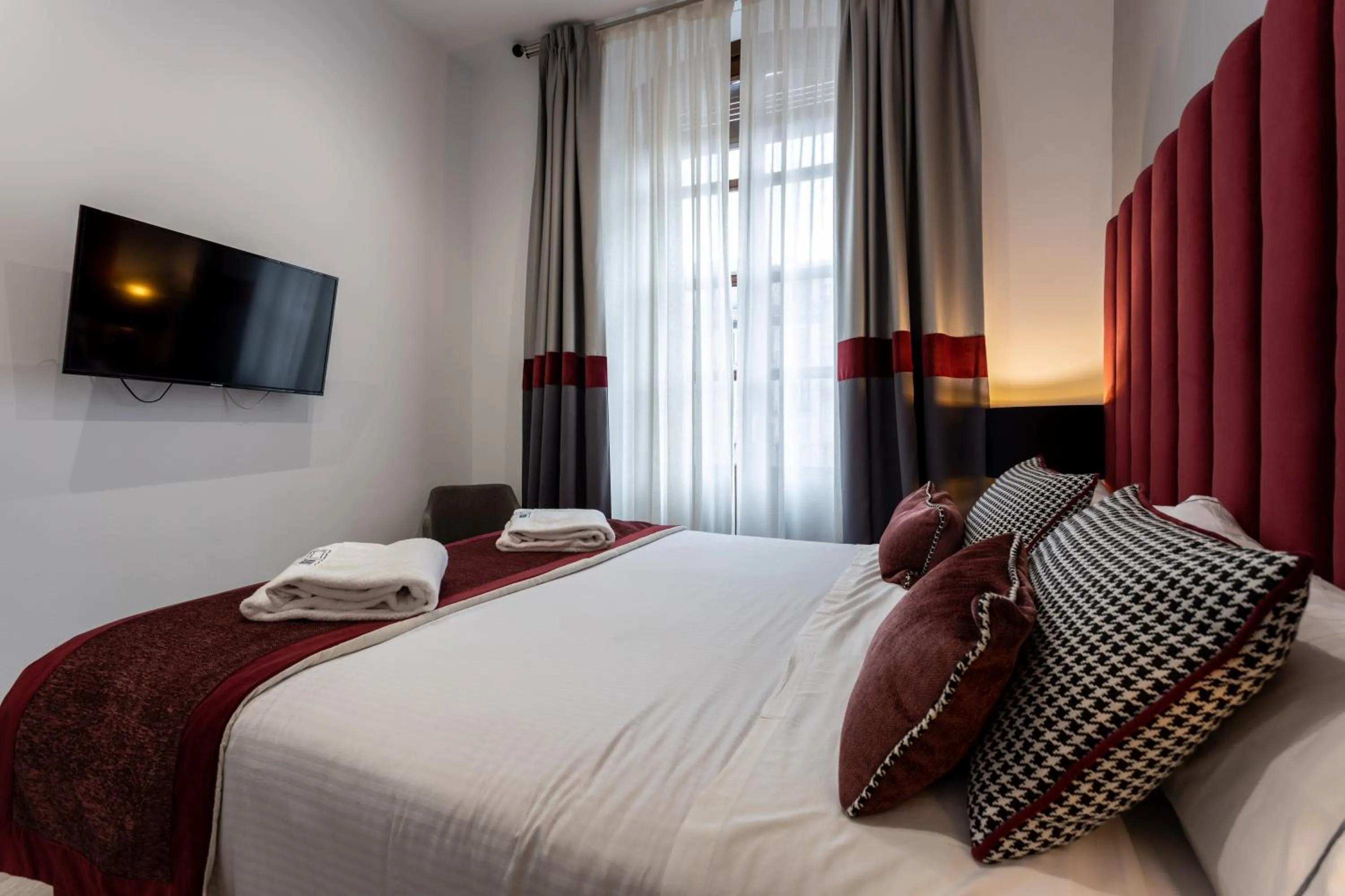 Bedroom, Bed in BiBo Suites Plaza Nueva