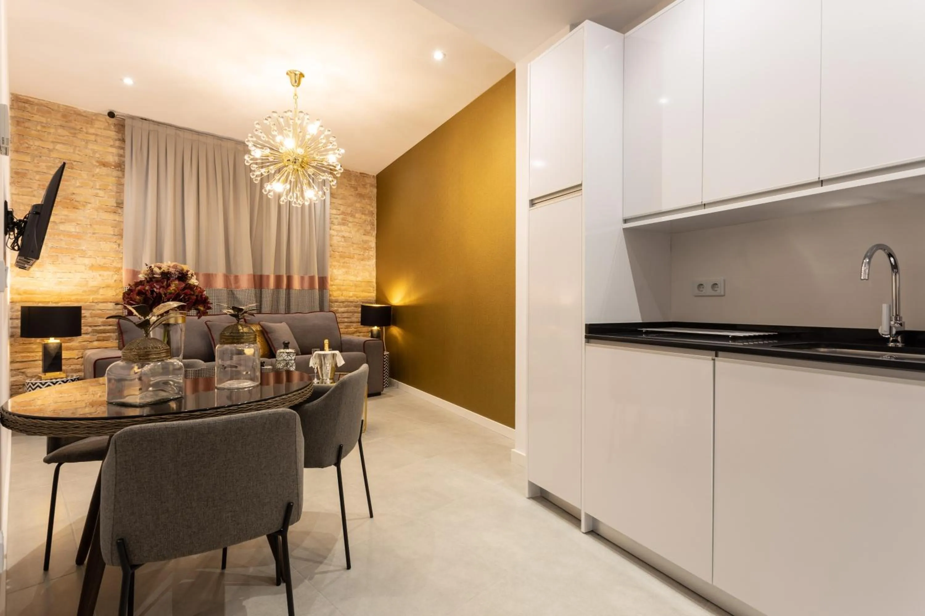 Dining area in BiBo Suites Plaza Nueva