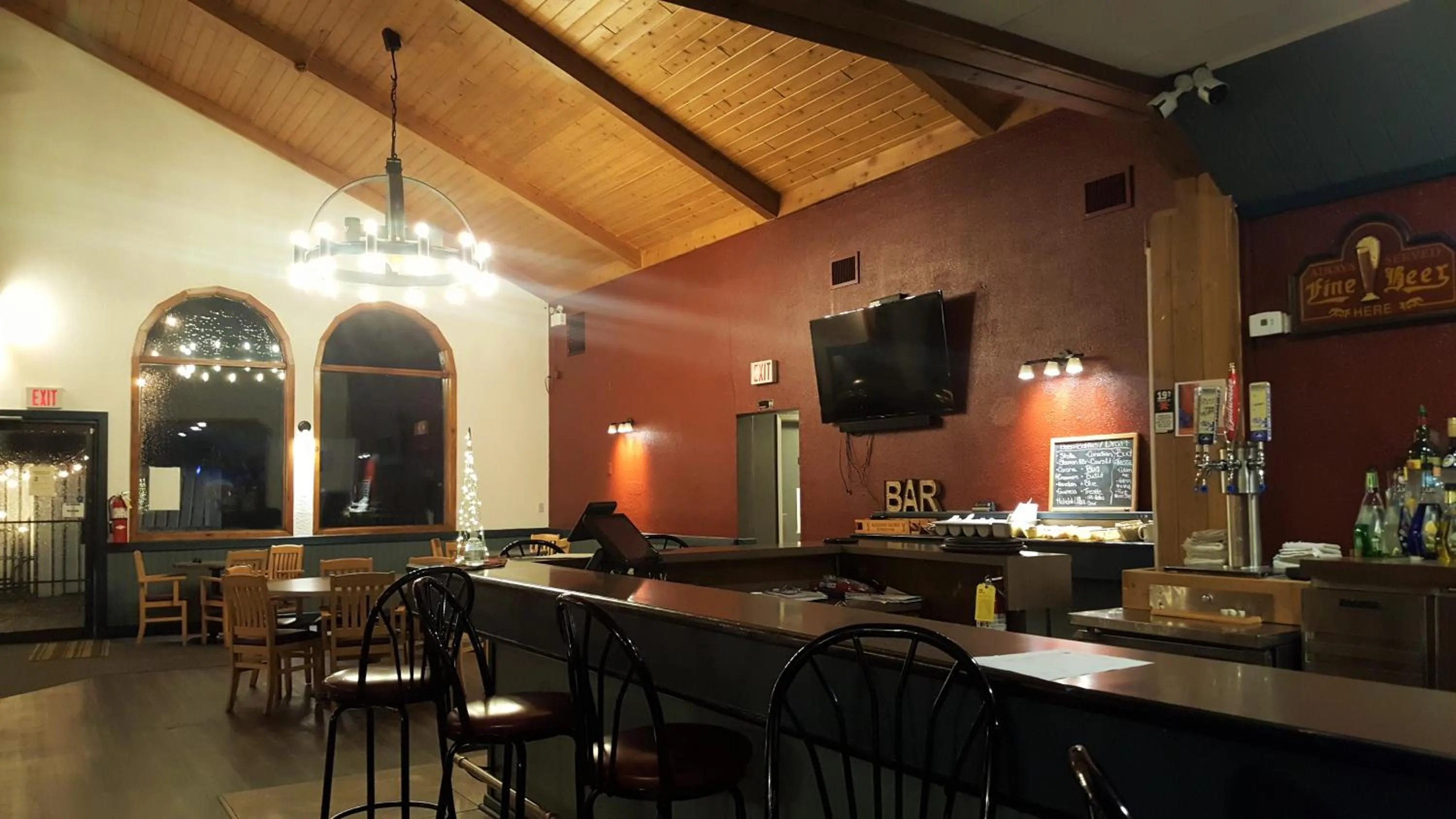 Restaurant/places to eat in Jolly Roger Inn & Resort