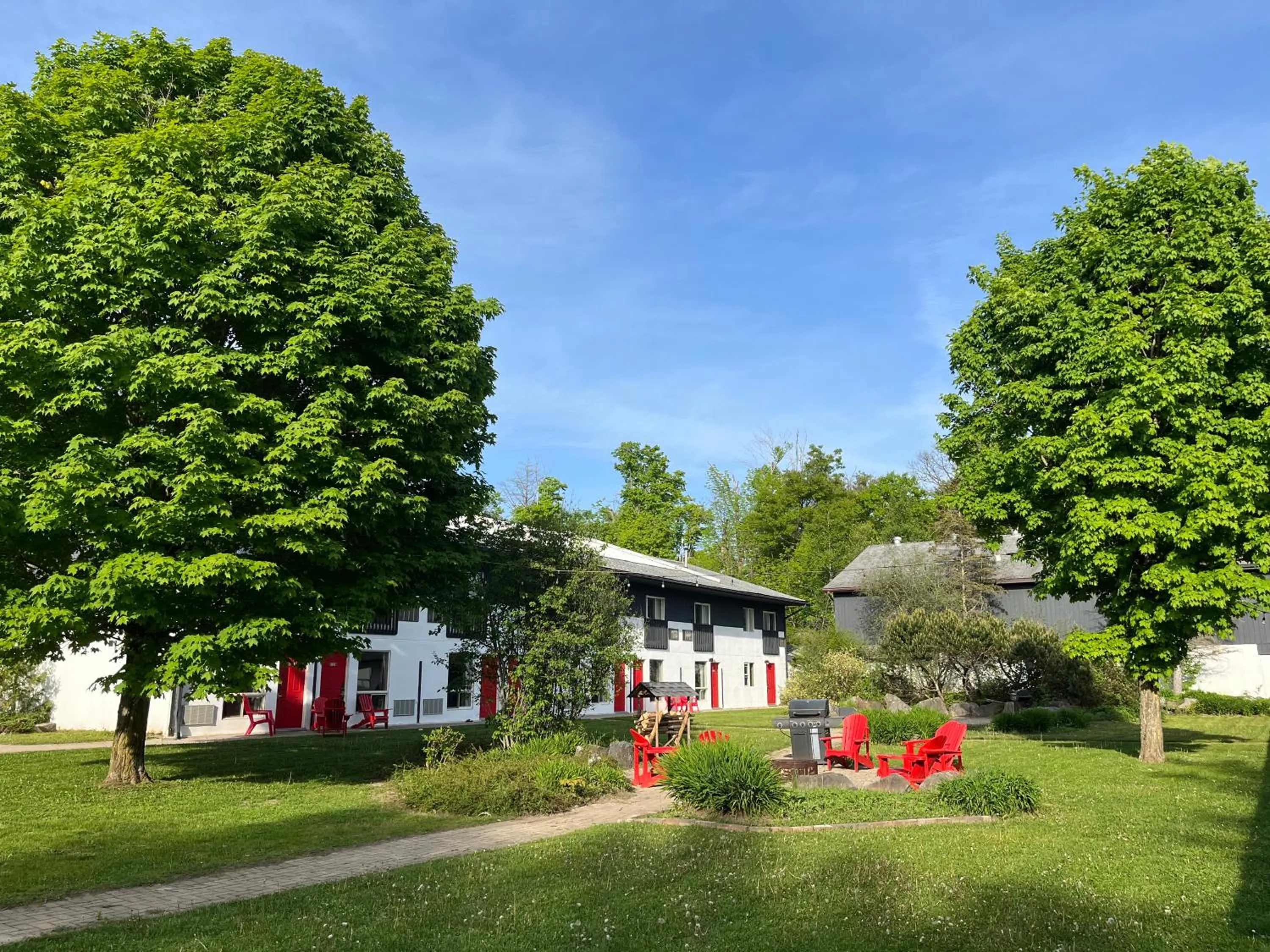 Property building in Jolly Roger Inn & Resort