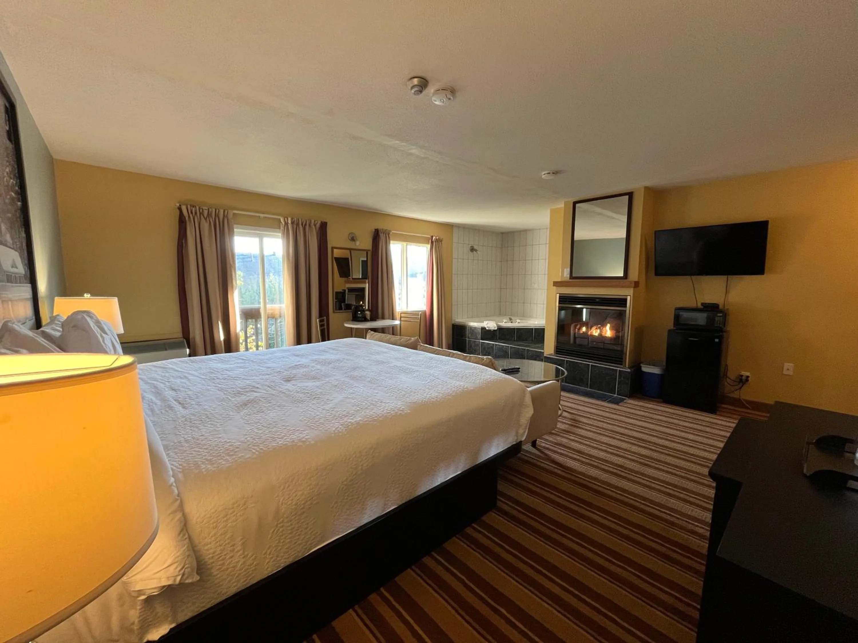 Bed in Jolly Roger Inn & Resort