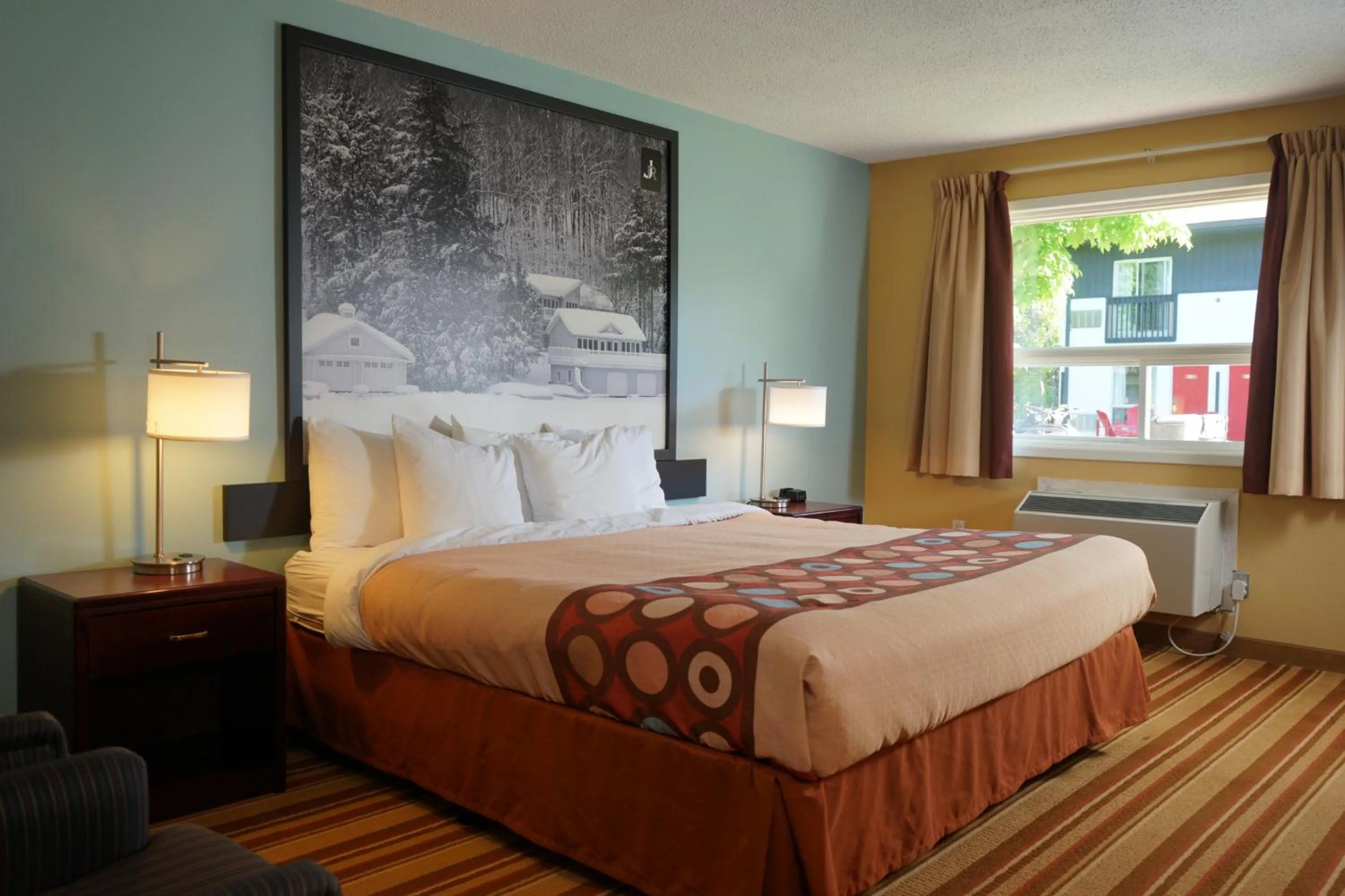 View (from property/room), Bed in Jolly Roger Inn & Resort