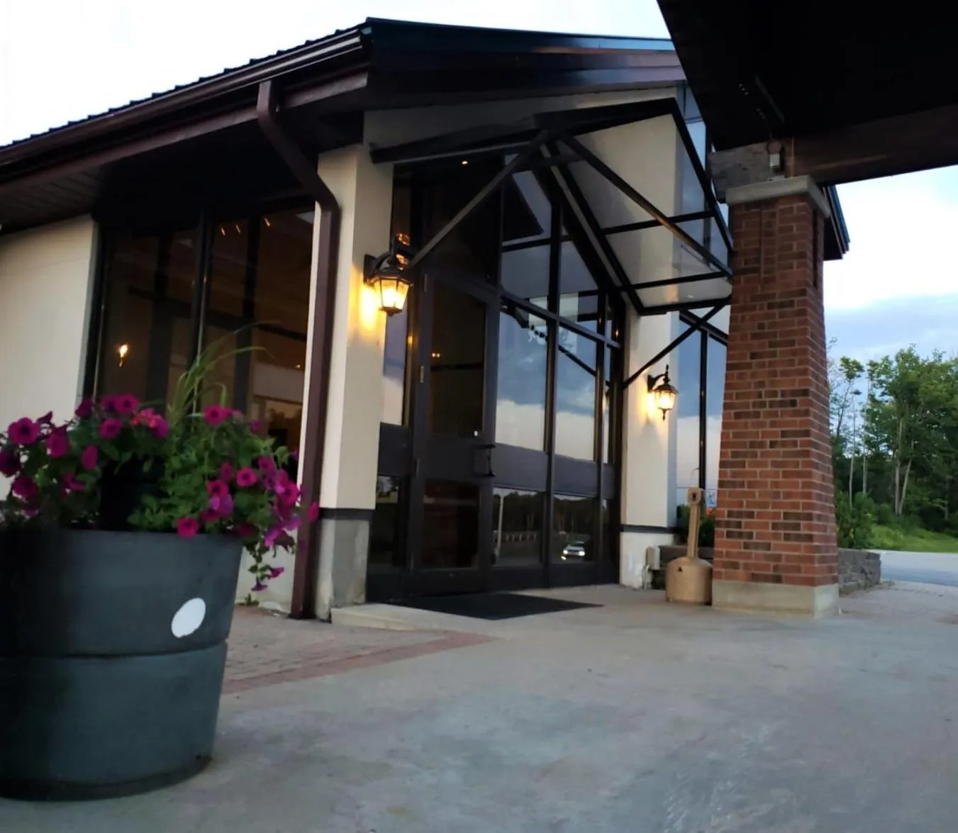 Property building in Jolly Roger Inn & Resort