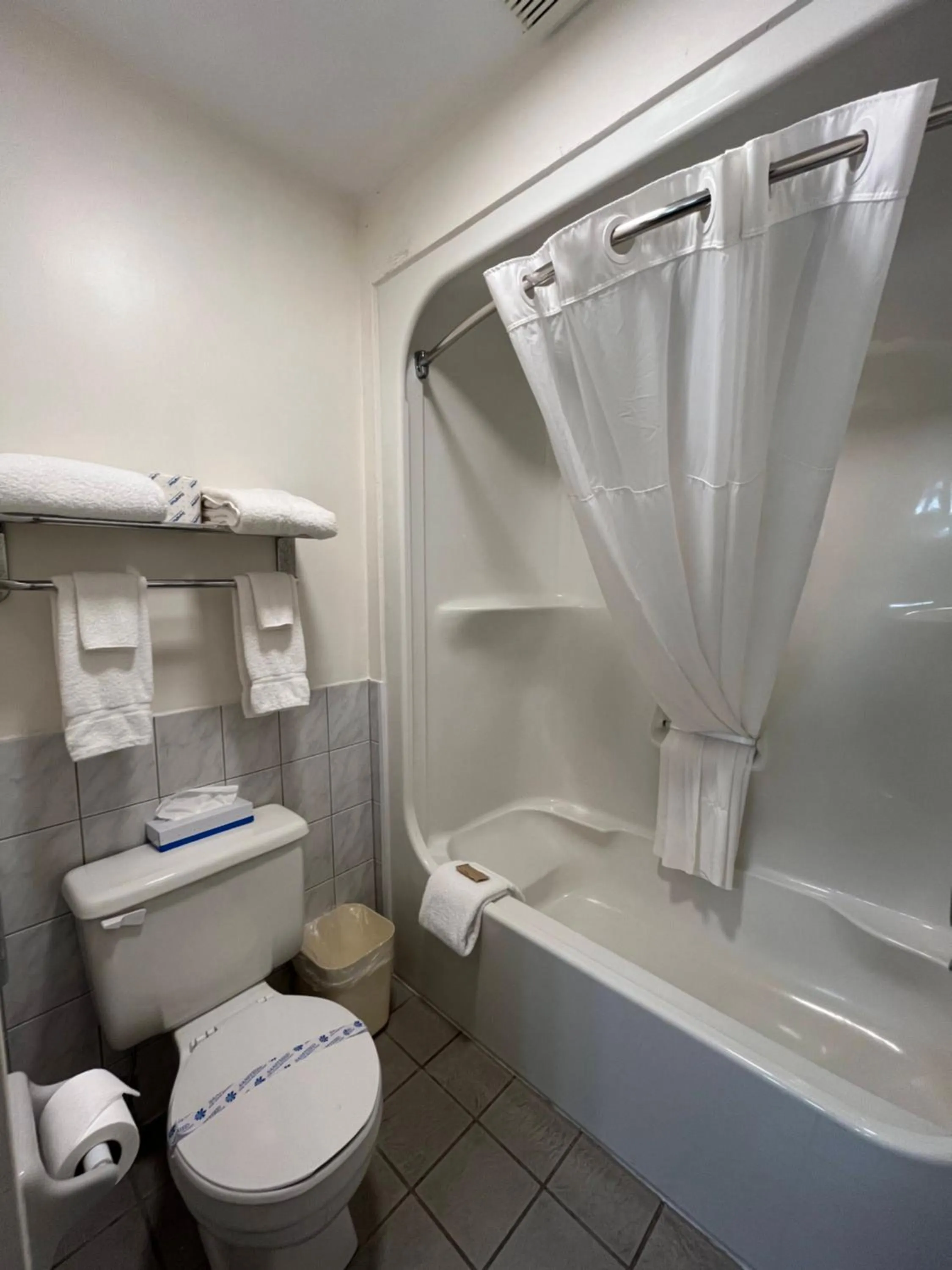 Bathroom in Jolly Roger Inn & Resort