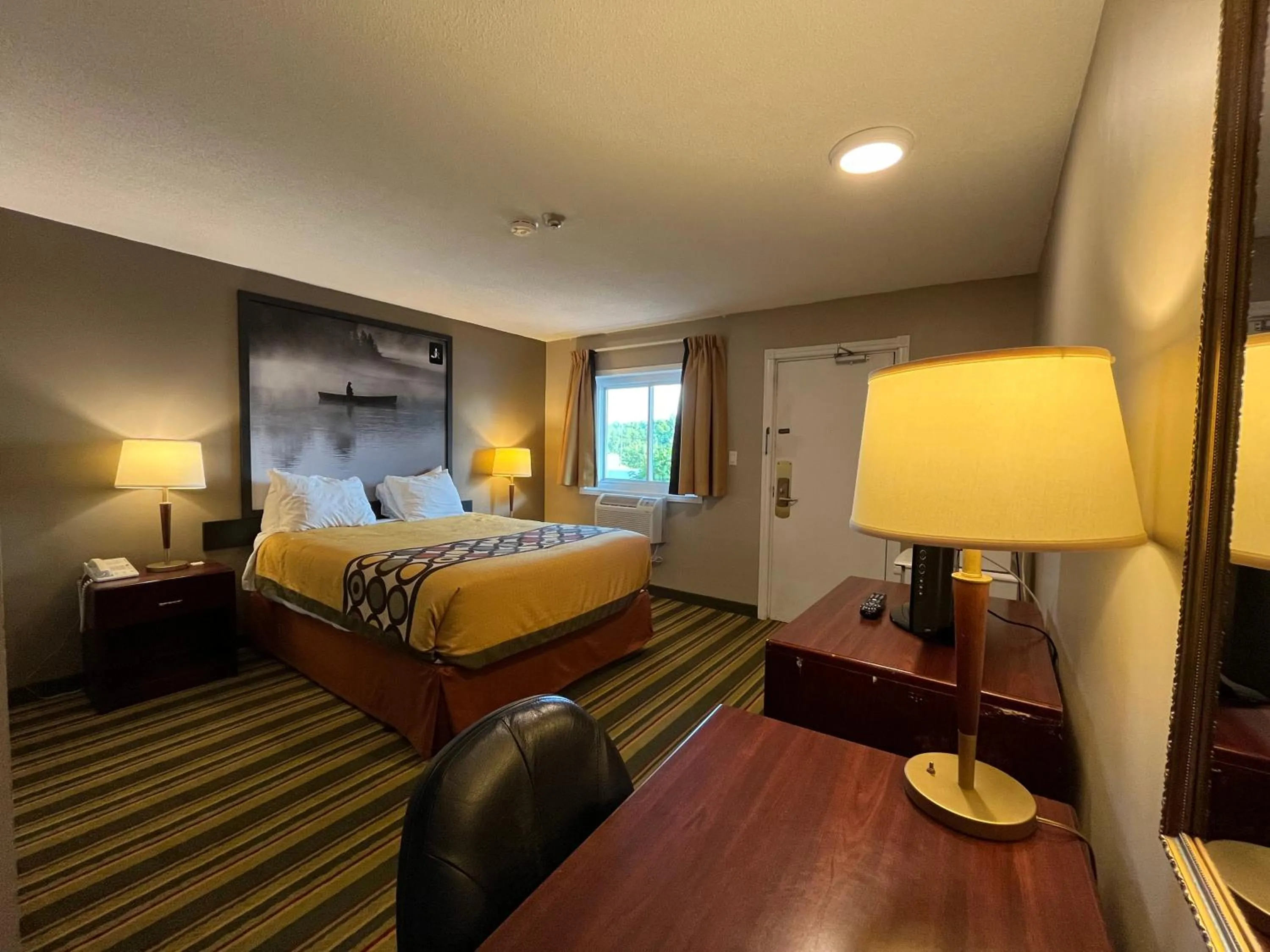 Bed in Jolly Roger Inn & Resort