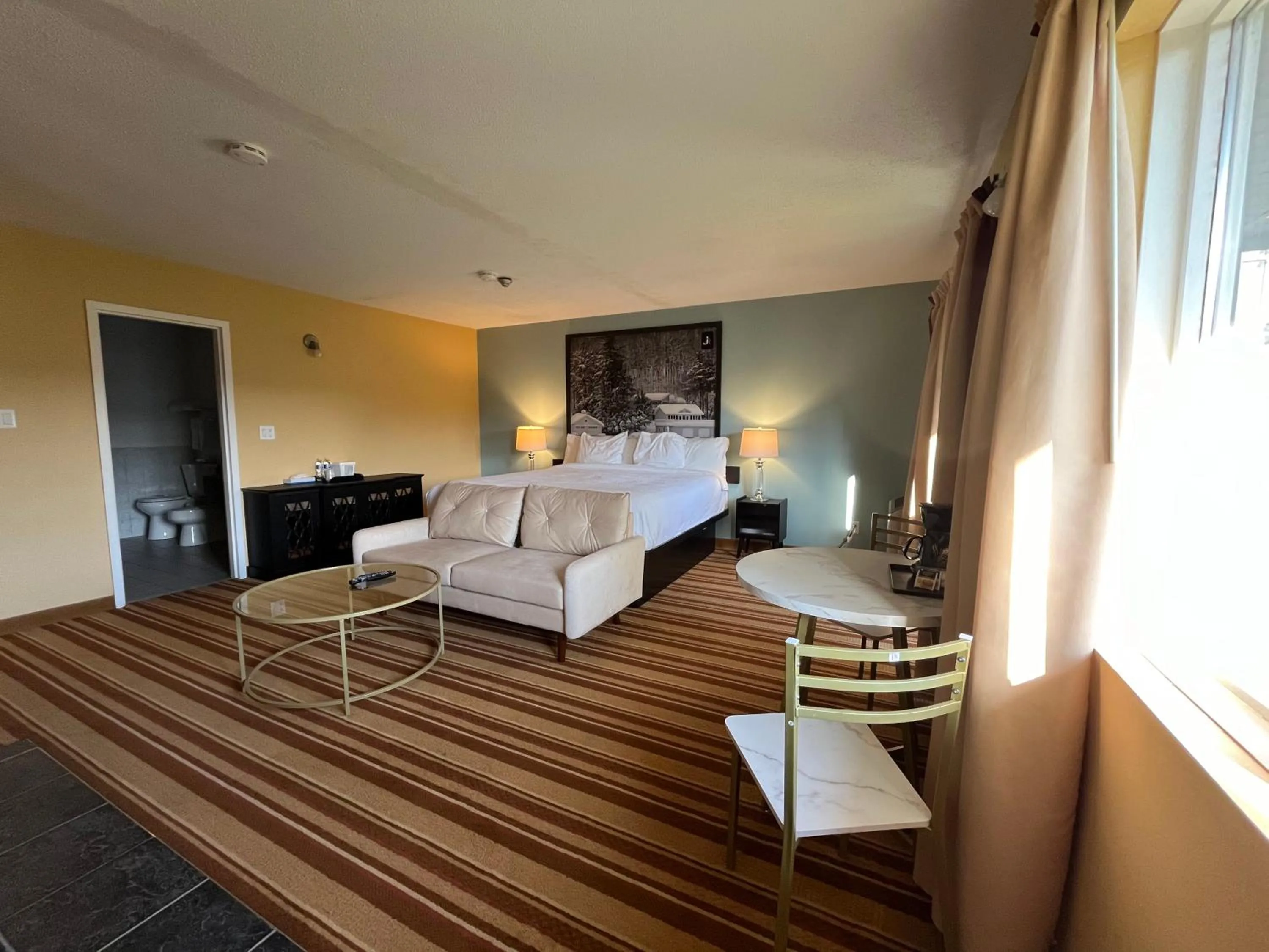 Bedroom, Bed in Jolly Roger Inn & Resort