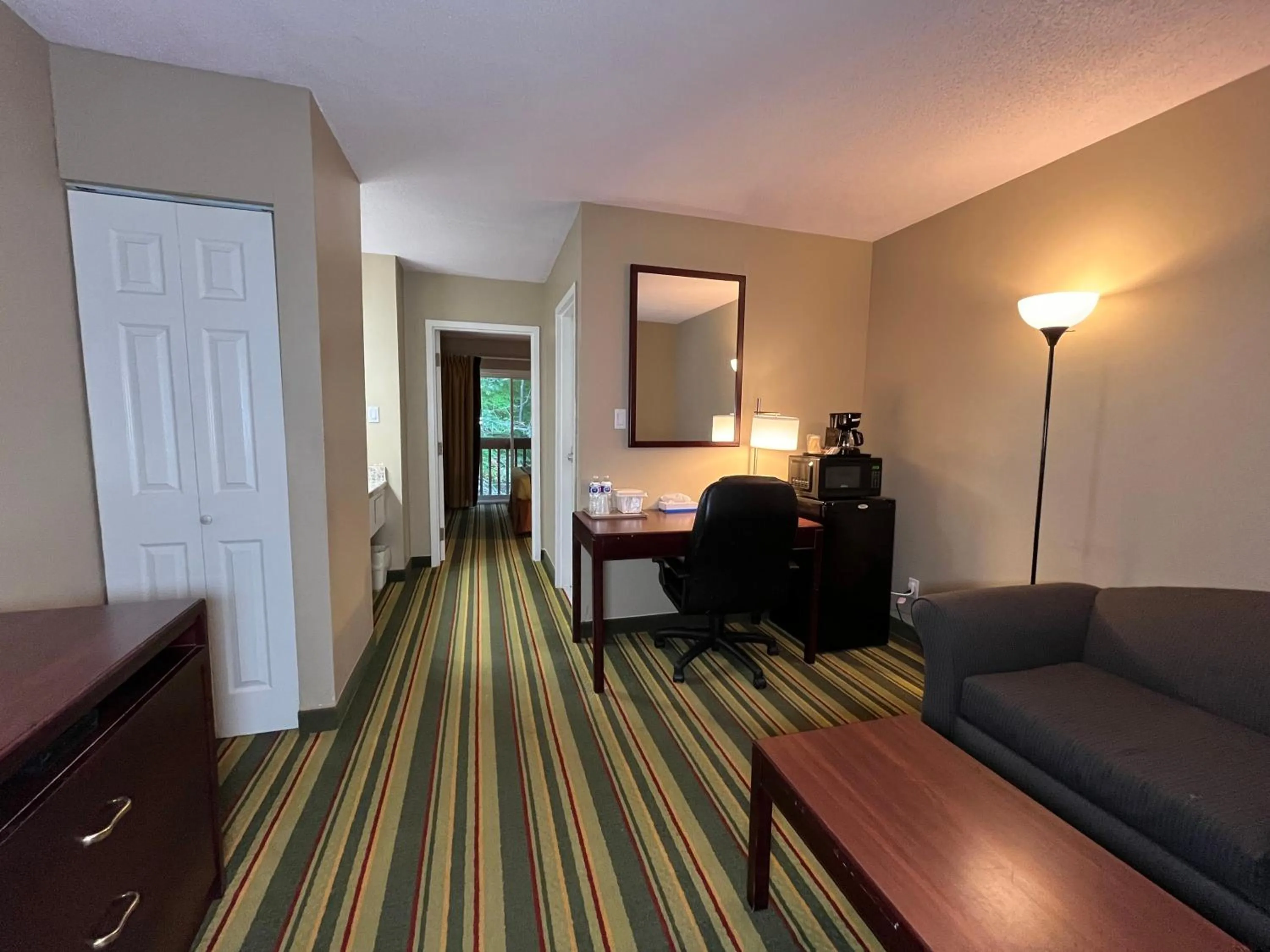 Coffee/tea facilities, Bed in Jolly Roger Inn & Resort