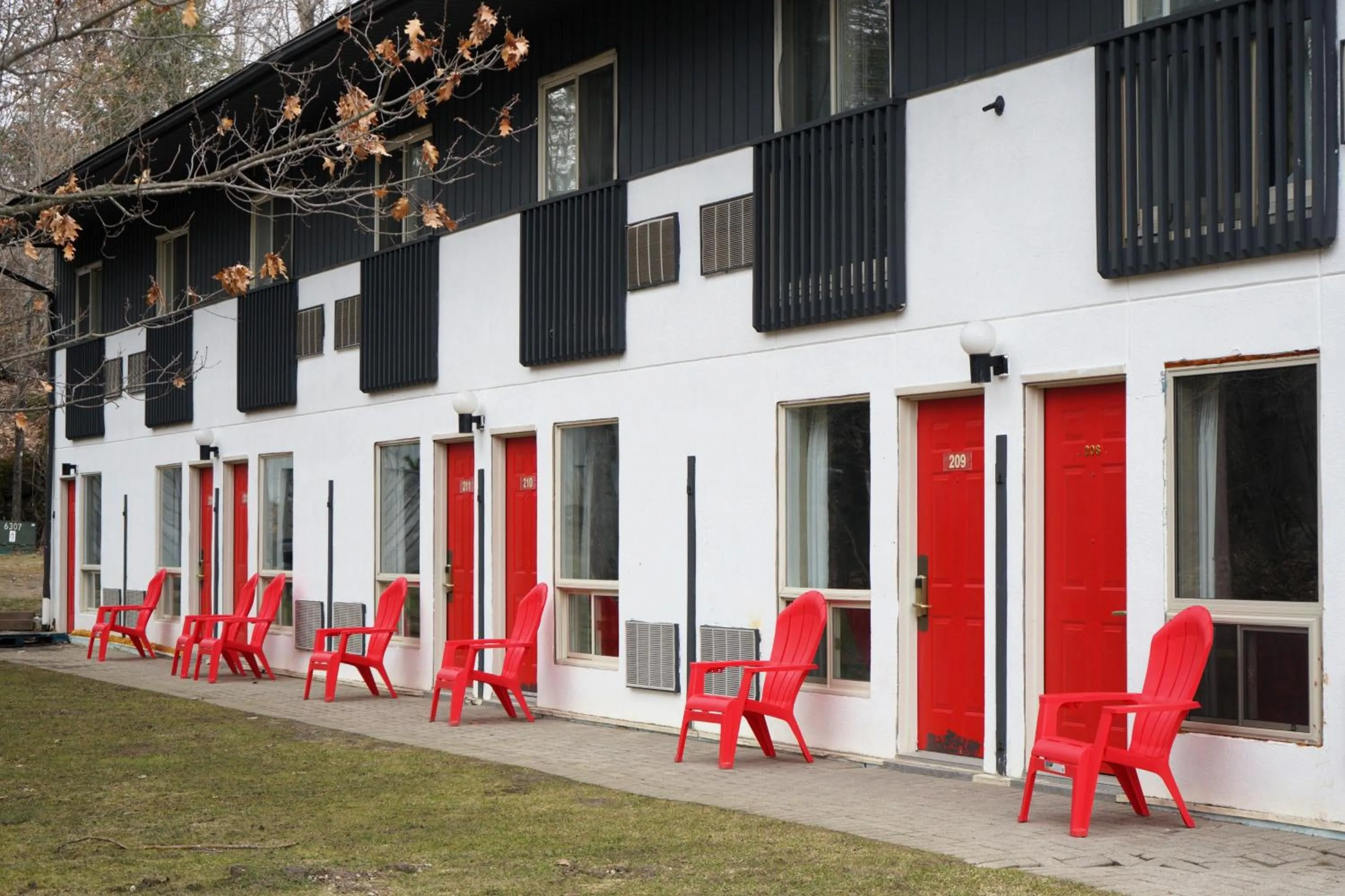 Property building in Jolly Roger Inn & Resort