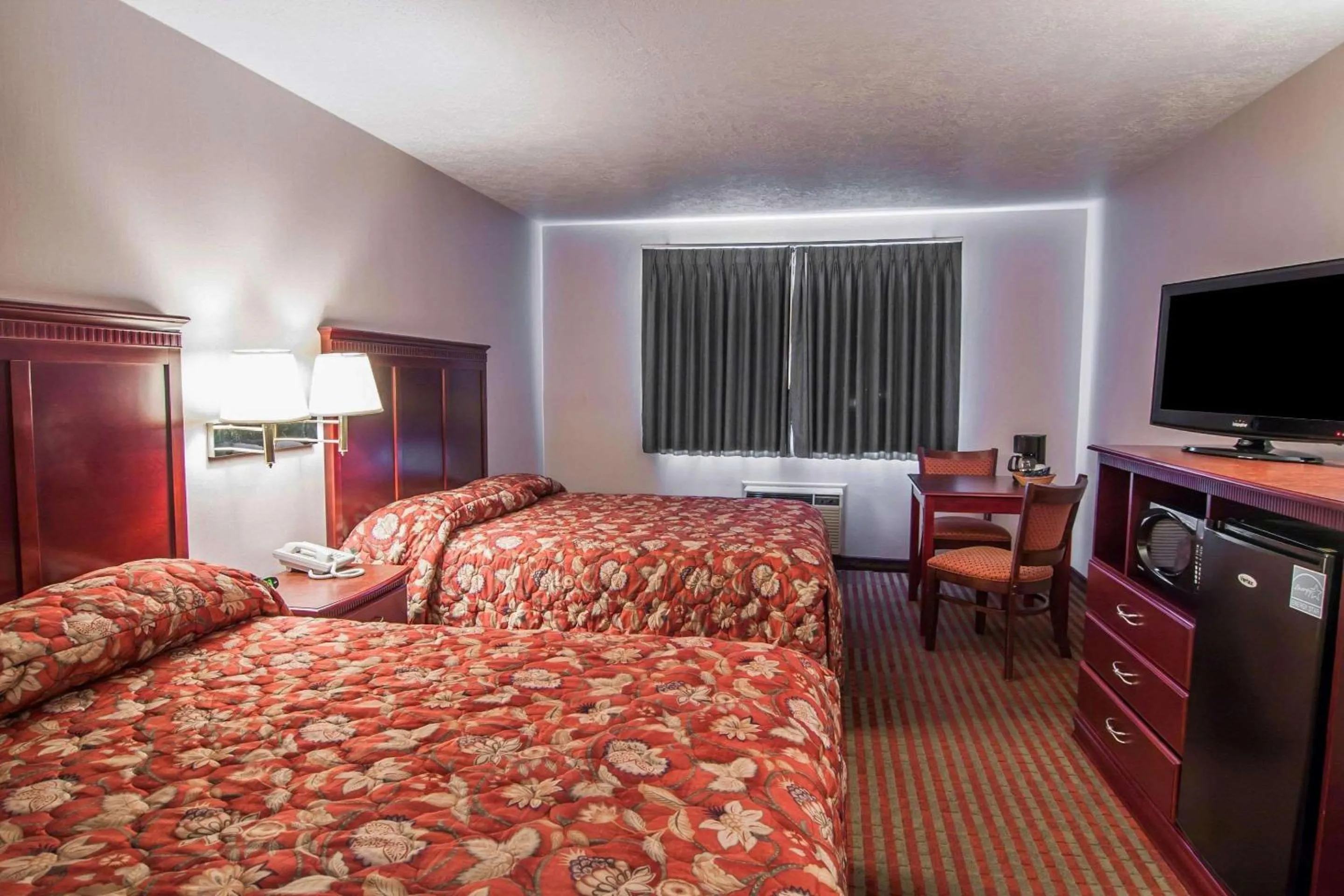 Photo of the whole room, Bed in Bridgeway Inn & Suites