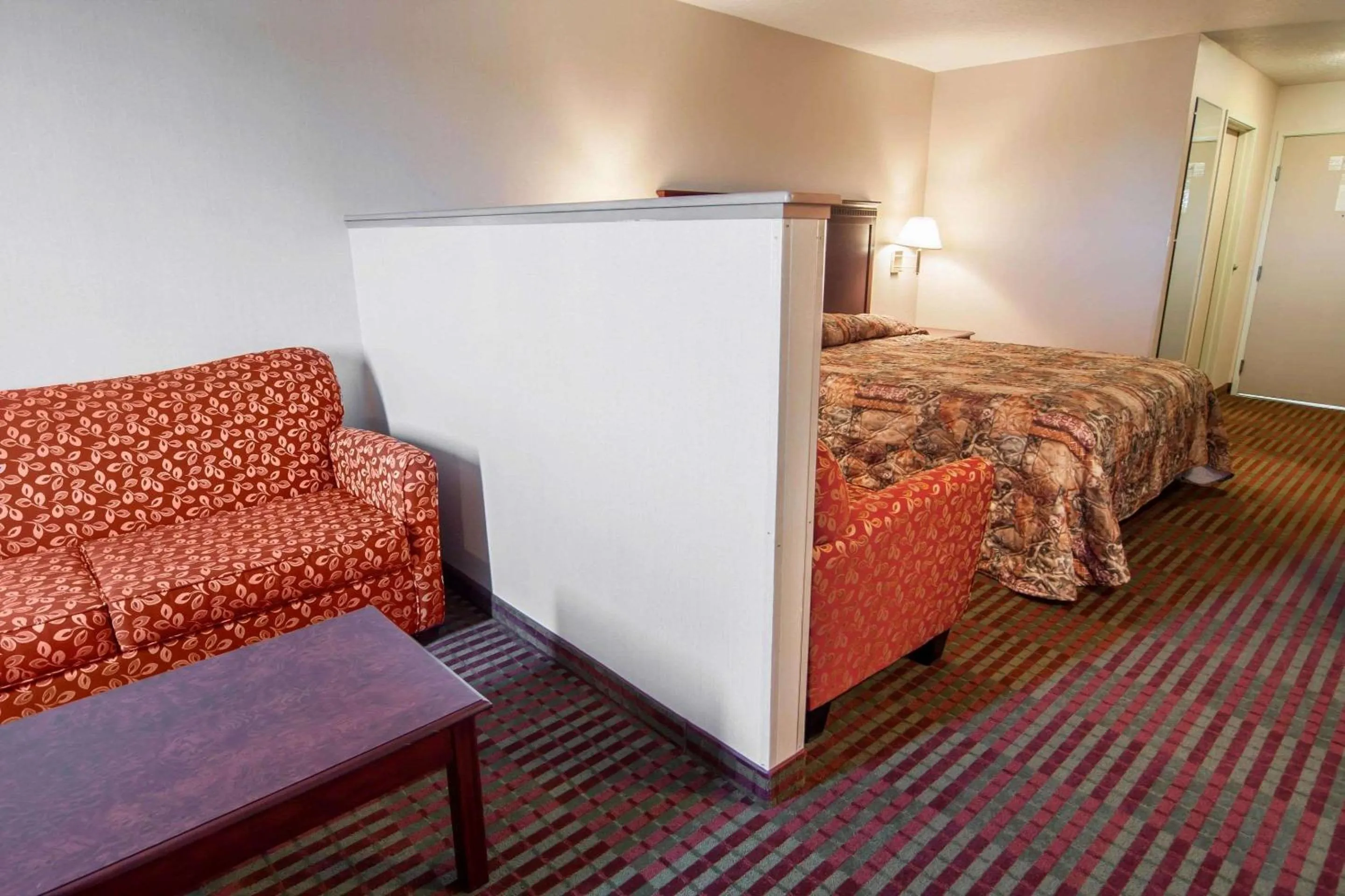 Photo of the whole room, Bed in Bridgeway Inn & Suites