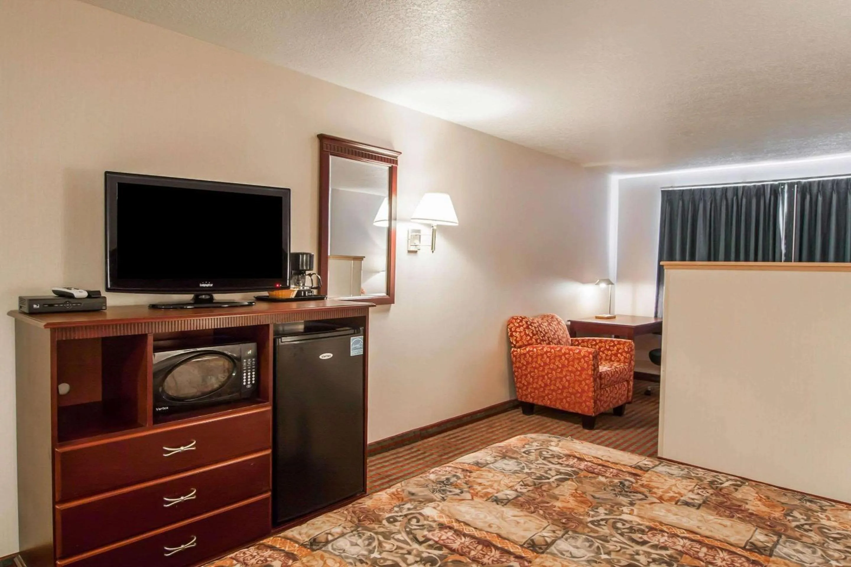 Photo of the whole room, Bed in Bridgeway Inn & Suites