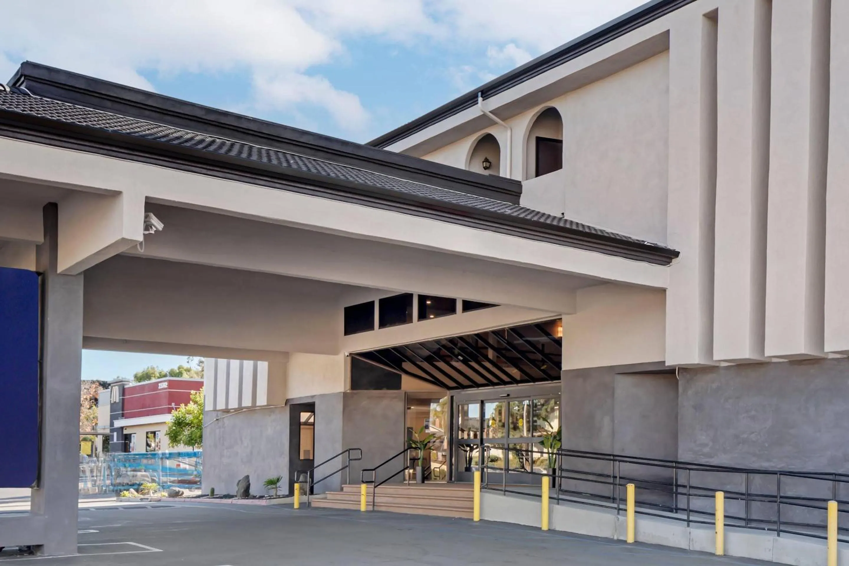 Property building in Comfort Inn & Suites Irvine Spectrum