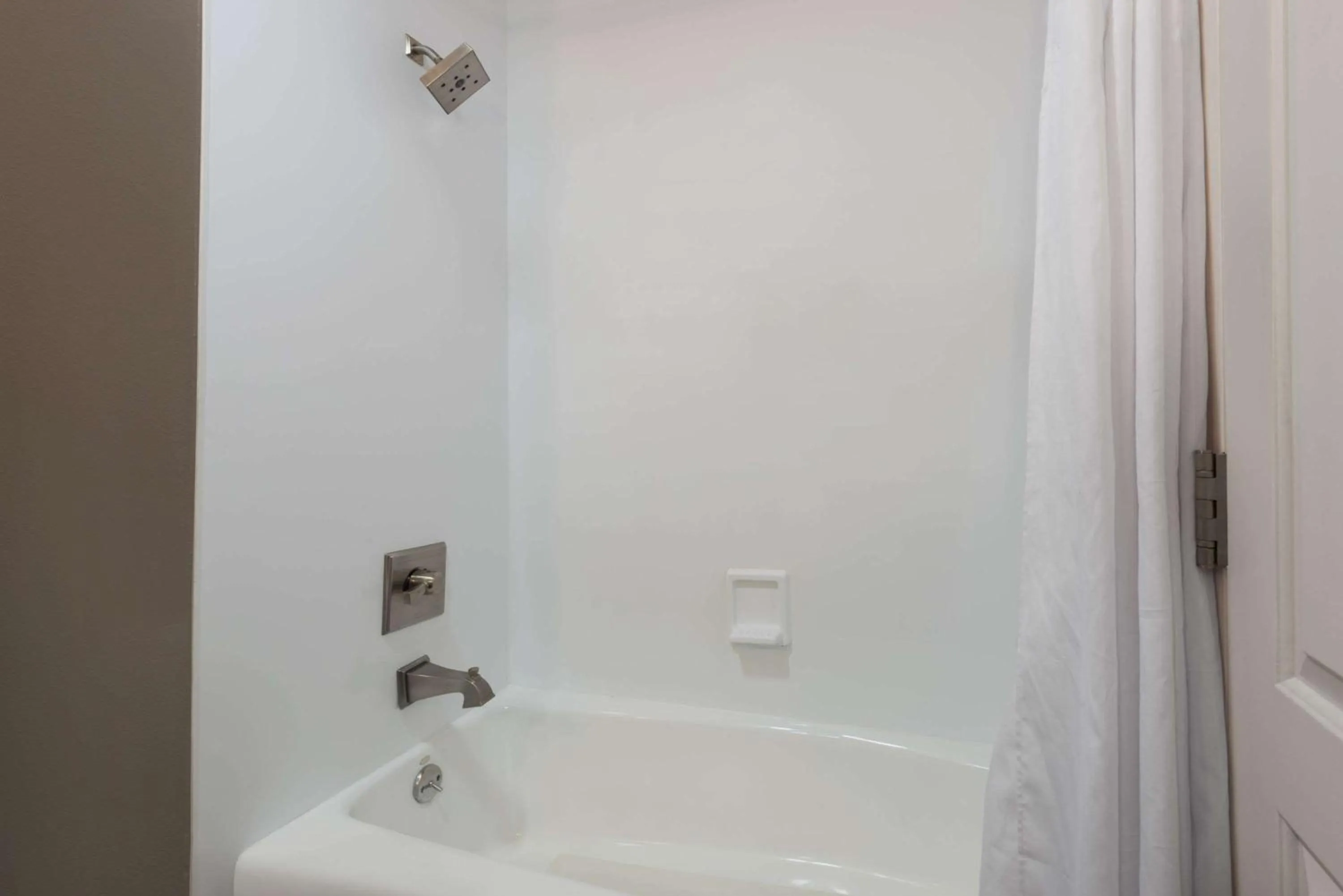 Photo of the whole room in Hotel 1550 - SFO Airport West