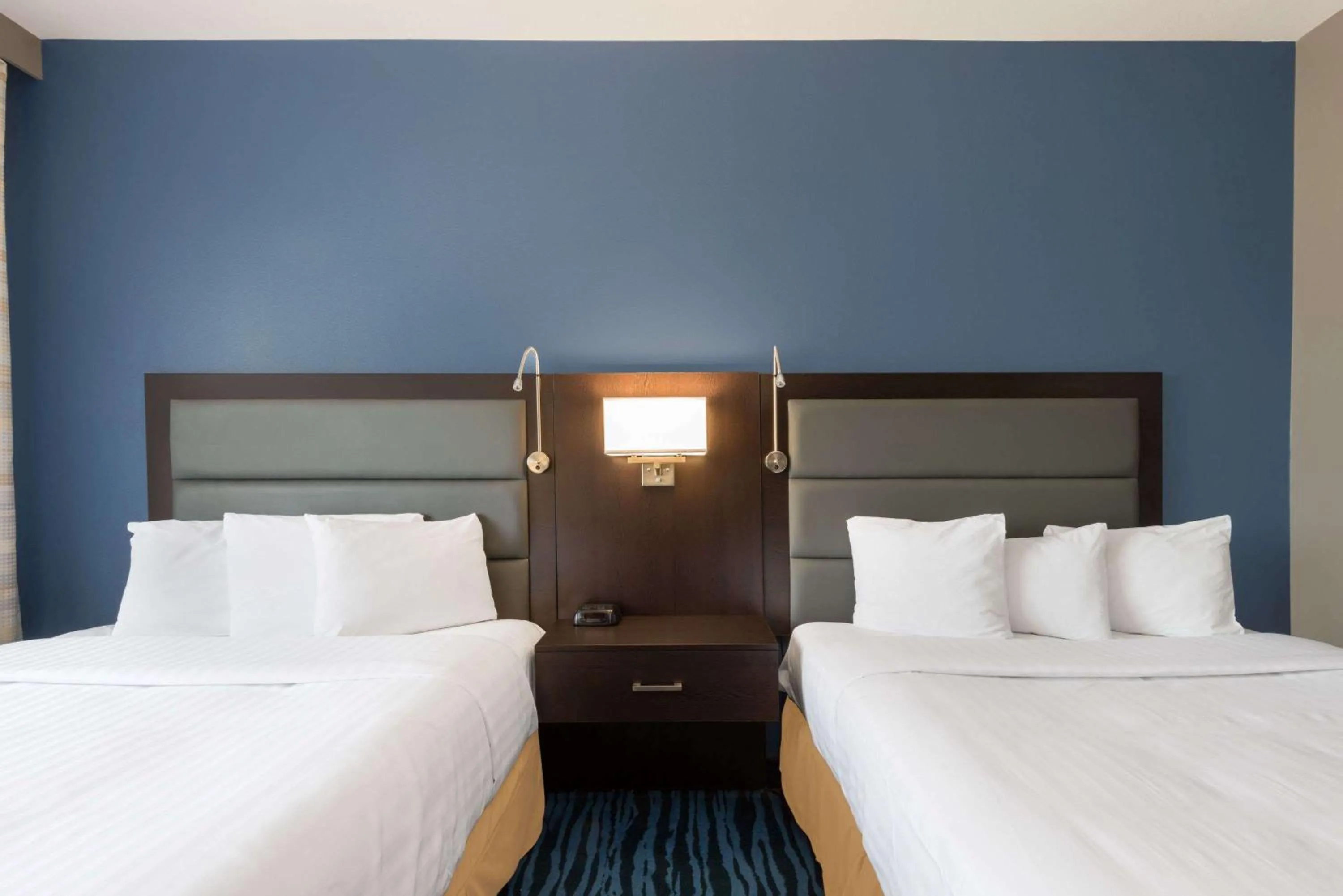 Photo of the whole room, Bed in Hotel 1550 - SFO Airport West