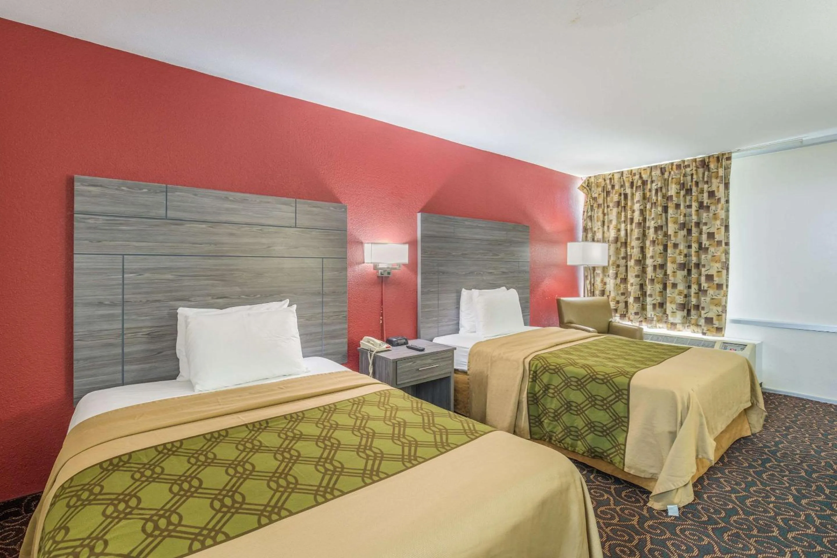 Photo of the whole room, Bed in Econo Lodge Thomasville