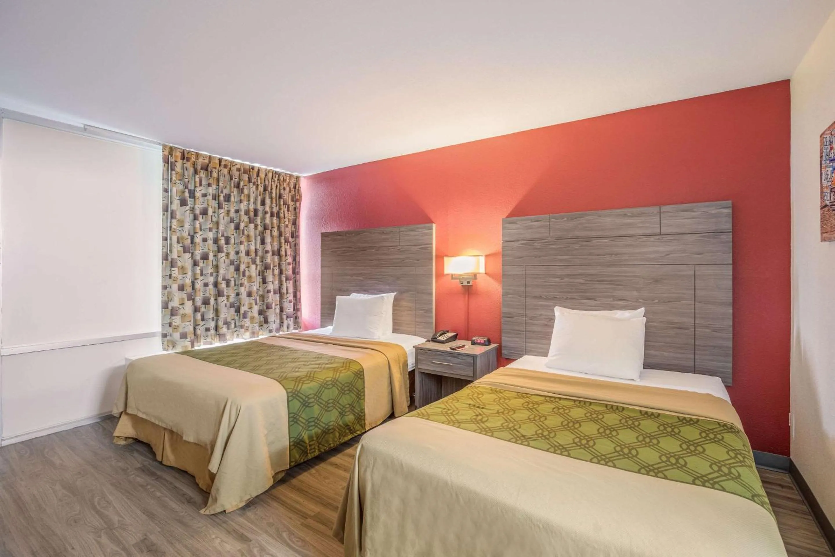 Photo of the whole room, Bed in Econo Lodge Thomasville