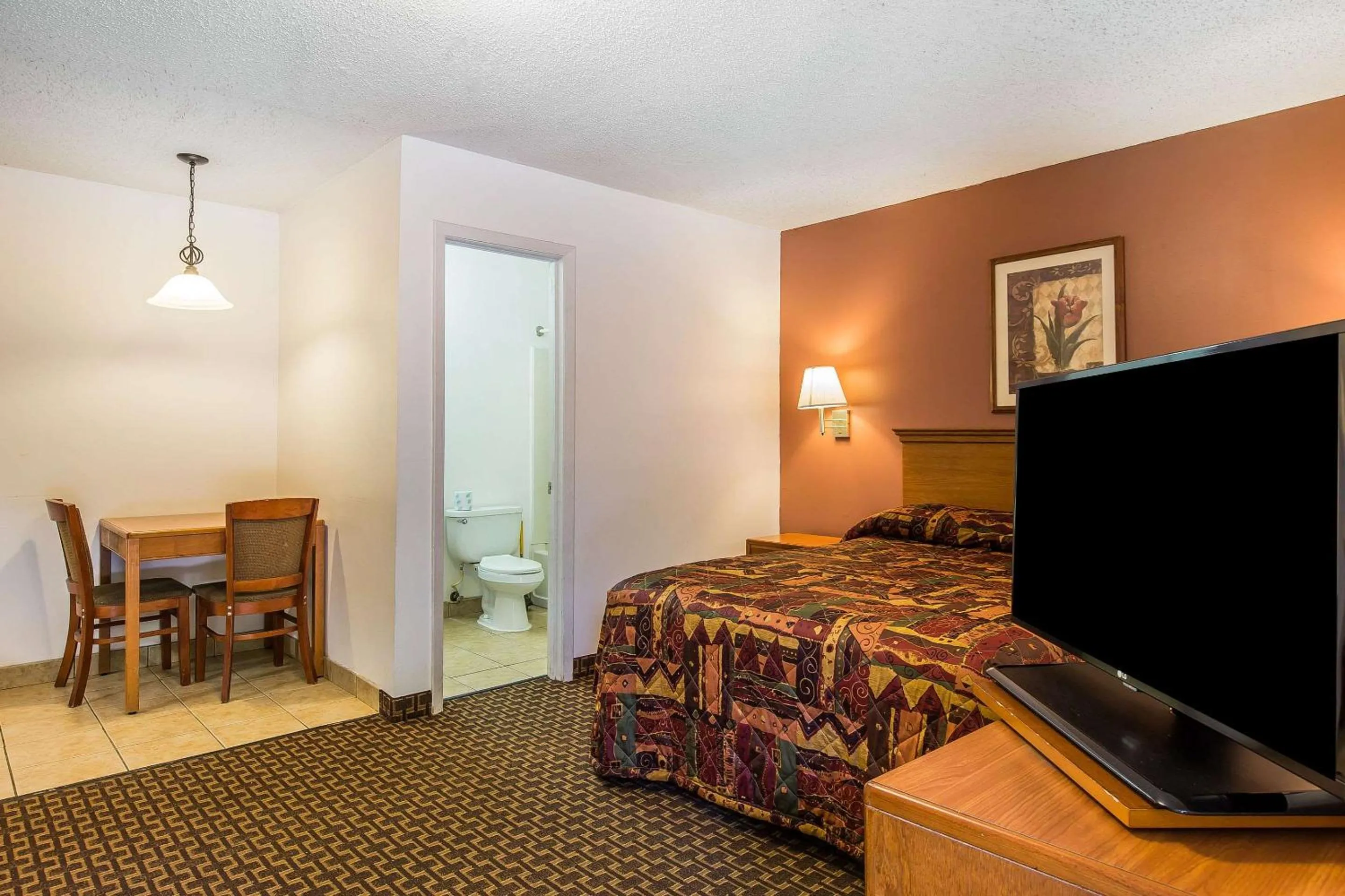 Photo of the whole room, TV/Entertainment Center in Suburban Studios Abercorn