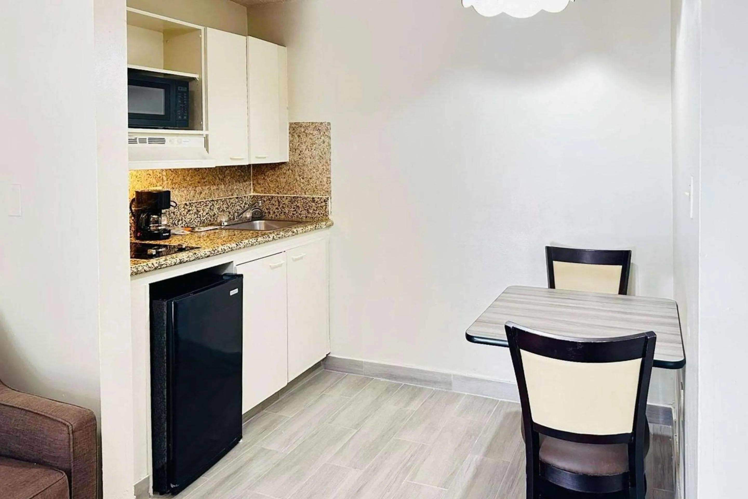 Bedroom, Kitchen/Kitchenette in Suburban Studios Abercorn