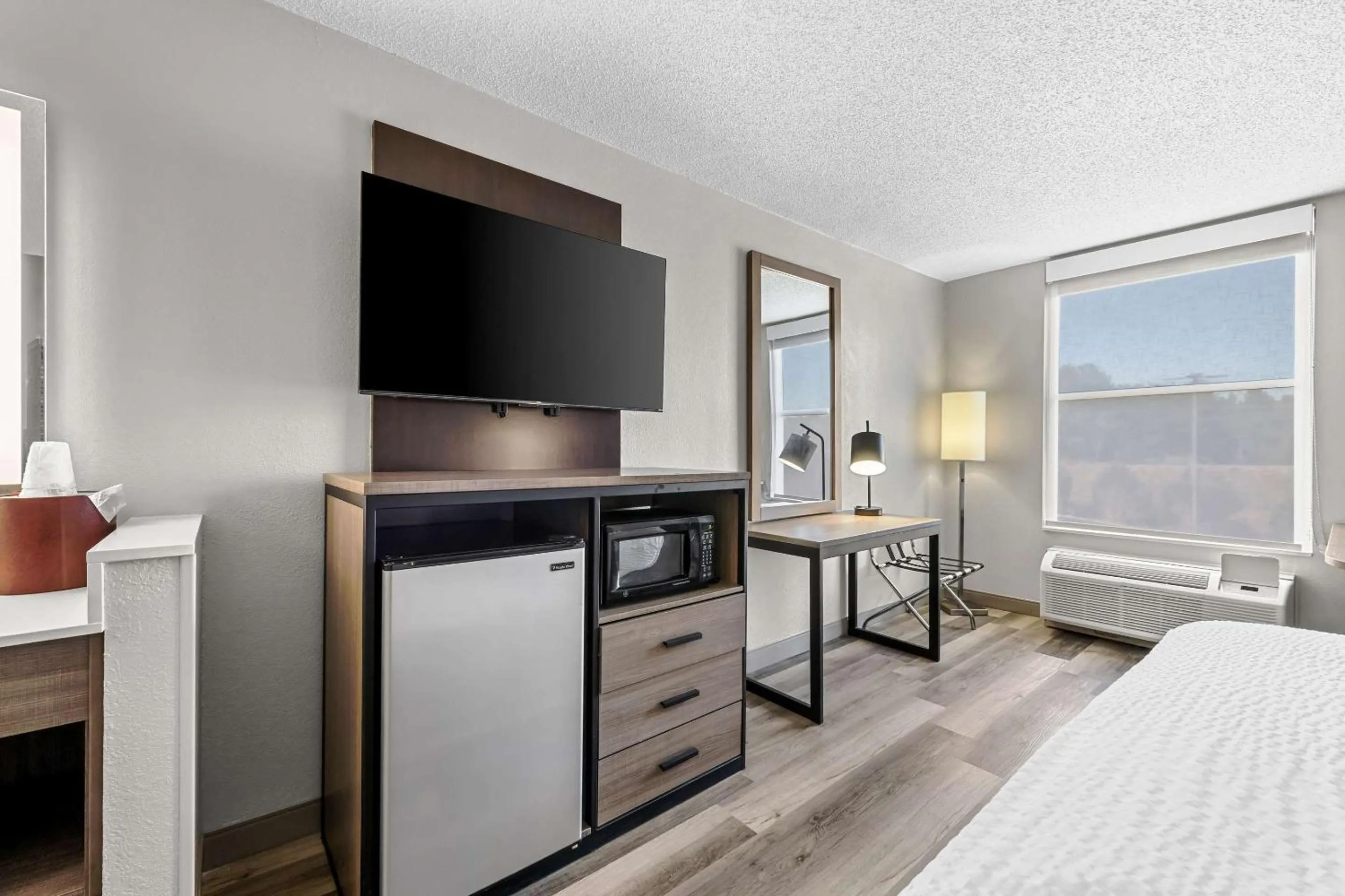 Bedroom in Clarion Pointe I-85 High Point - Archdale