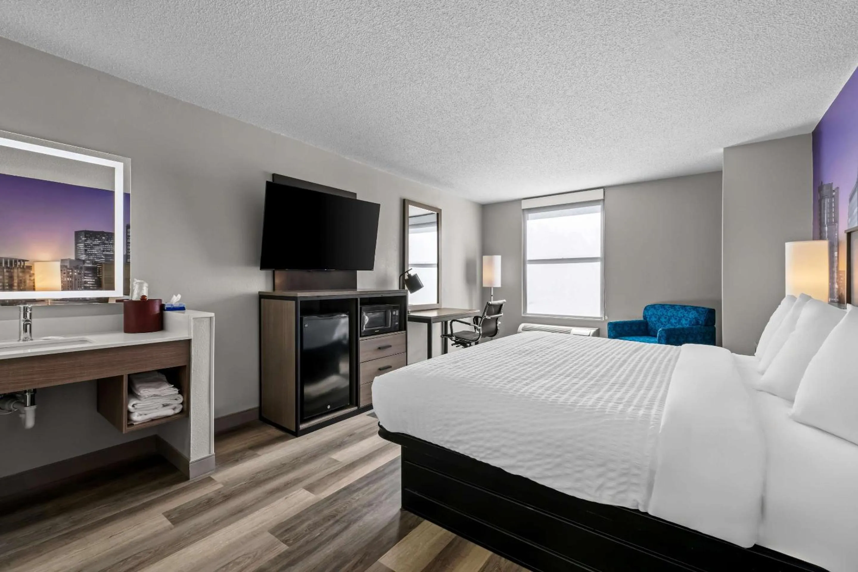 Bedroom in Clarion Pointe I-85 High Point - Archdale