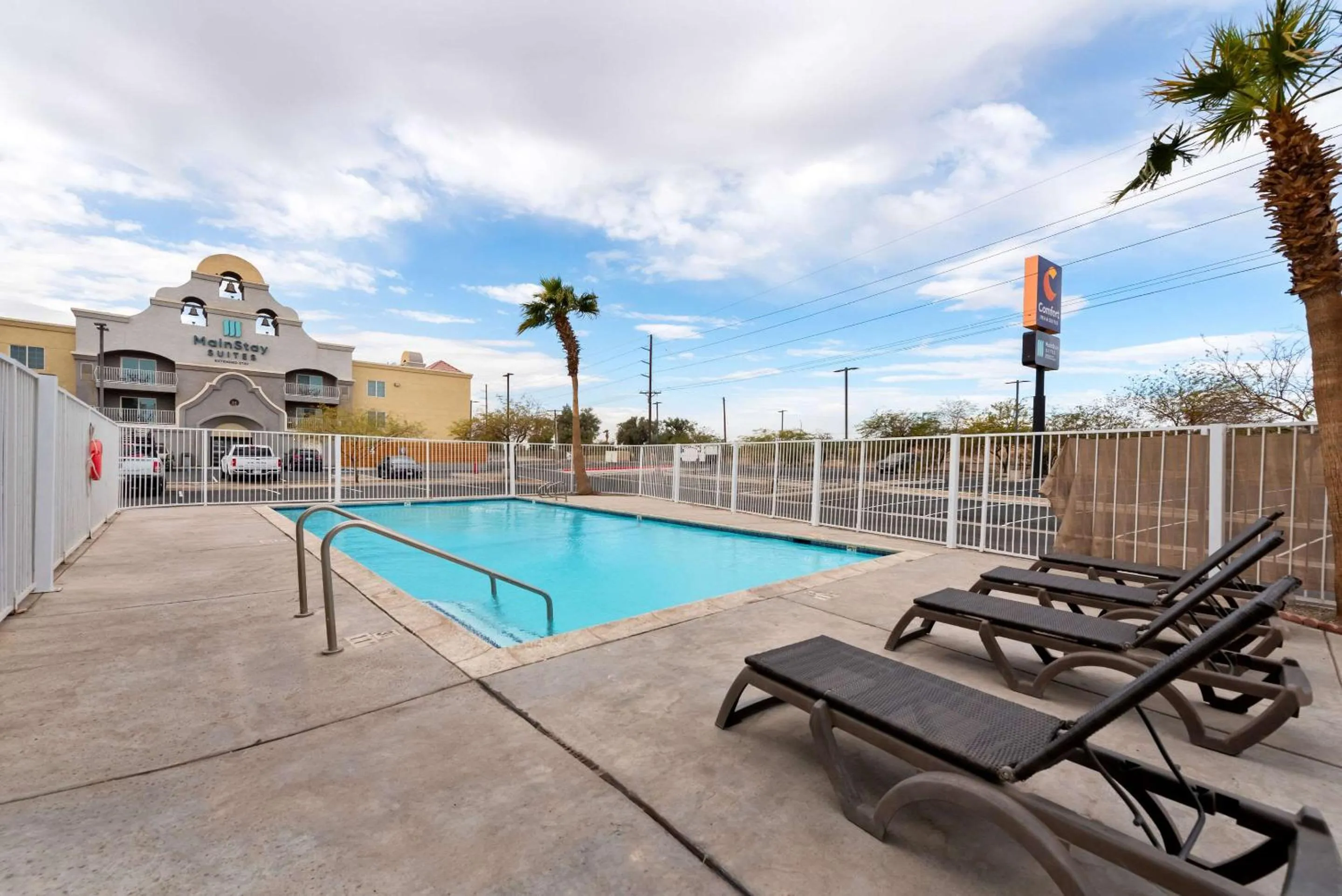 Swimming pool in Comfort Inn & Suites El Centro I-8